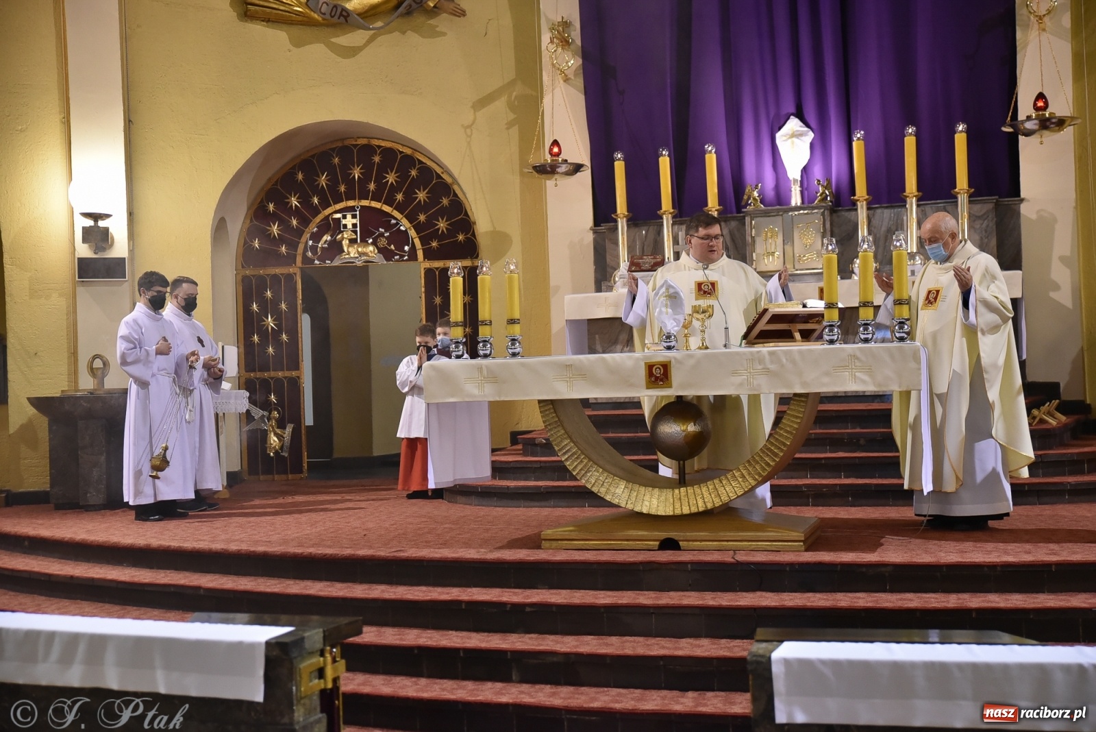 Zdjęcie w galerii na portalu naszraciborz.pl: Wielki Czwartek w kościele NSPJ [FOTO] wiadomości z regionu