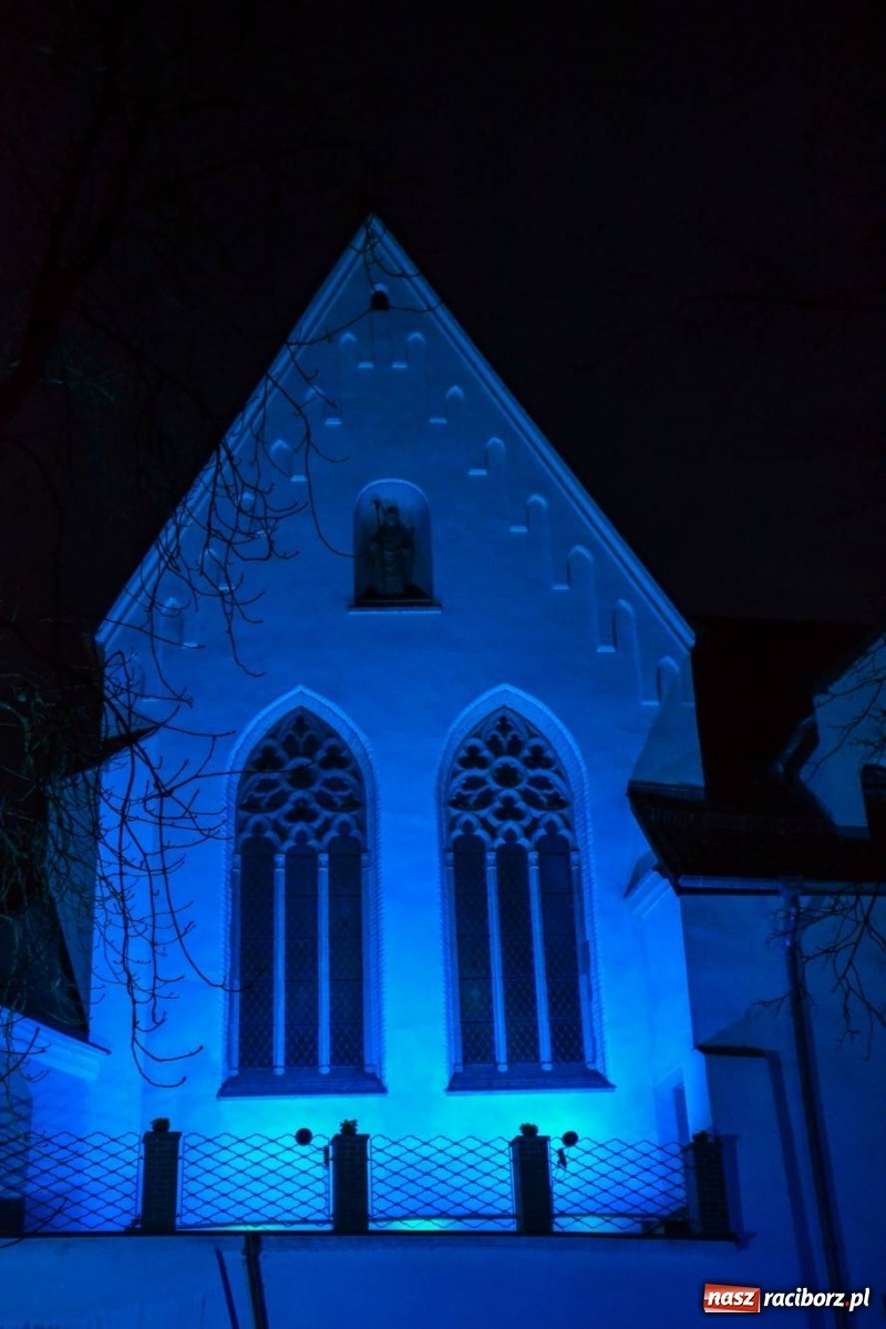 Zdjęcie w galerii na portalu naszraciborz.pl: Zamek Piastowski podświetlony na niebiesko wiadomości z regionu