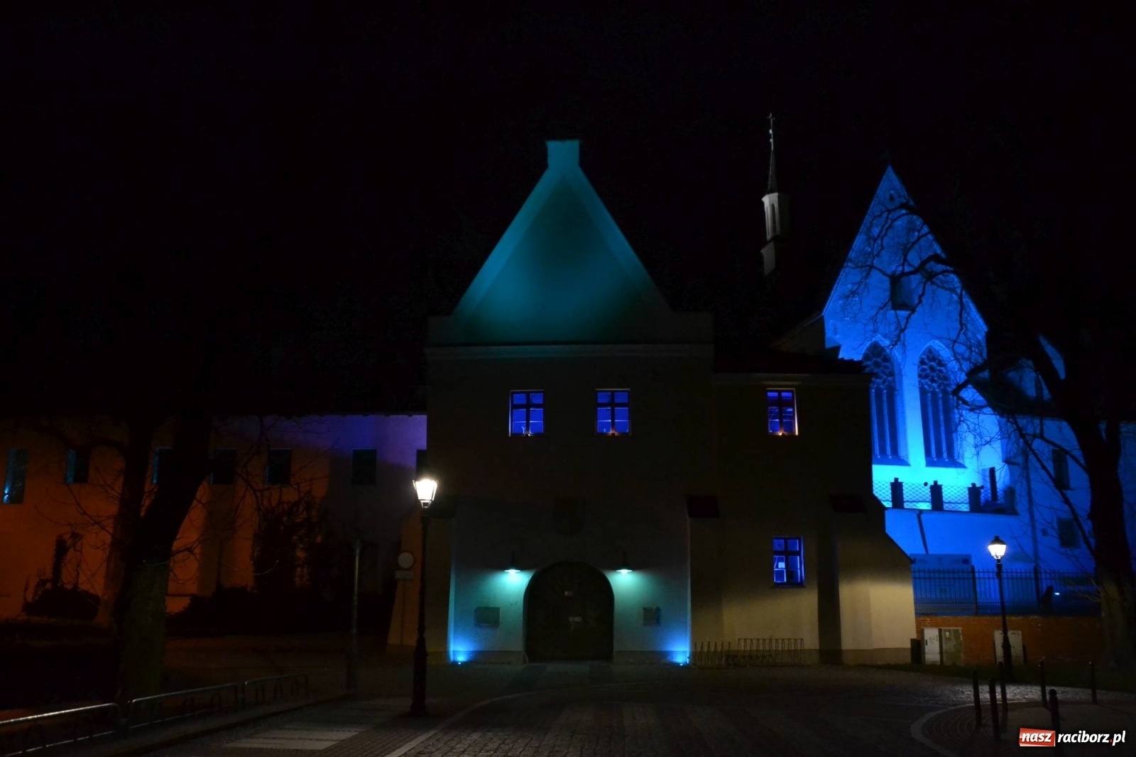 Zdjęcie w galerii na portalu naszraciborz.pl: Zamek Piastowski podświetlony na niebiesko wiadomości z regionu