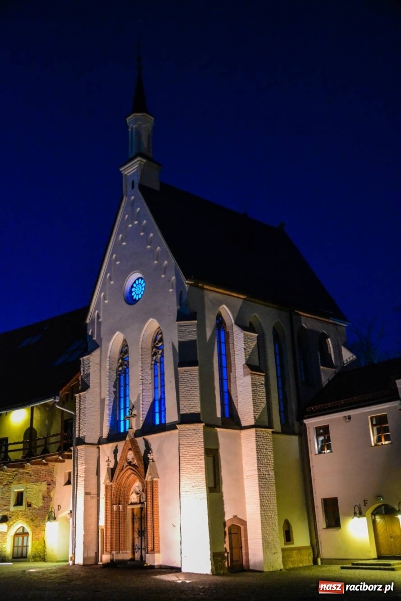 Zdjęcie w galerii na portalu naszraciborz.pl: Zamek Piastowski podświetlony na niebiesko wiadomości z regionu