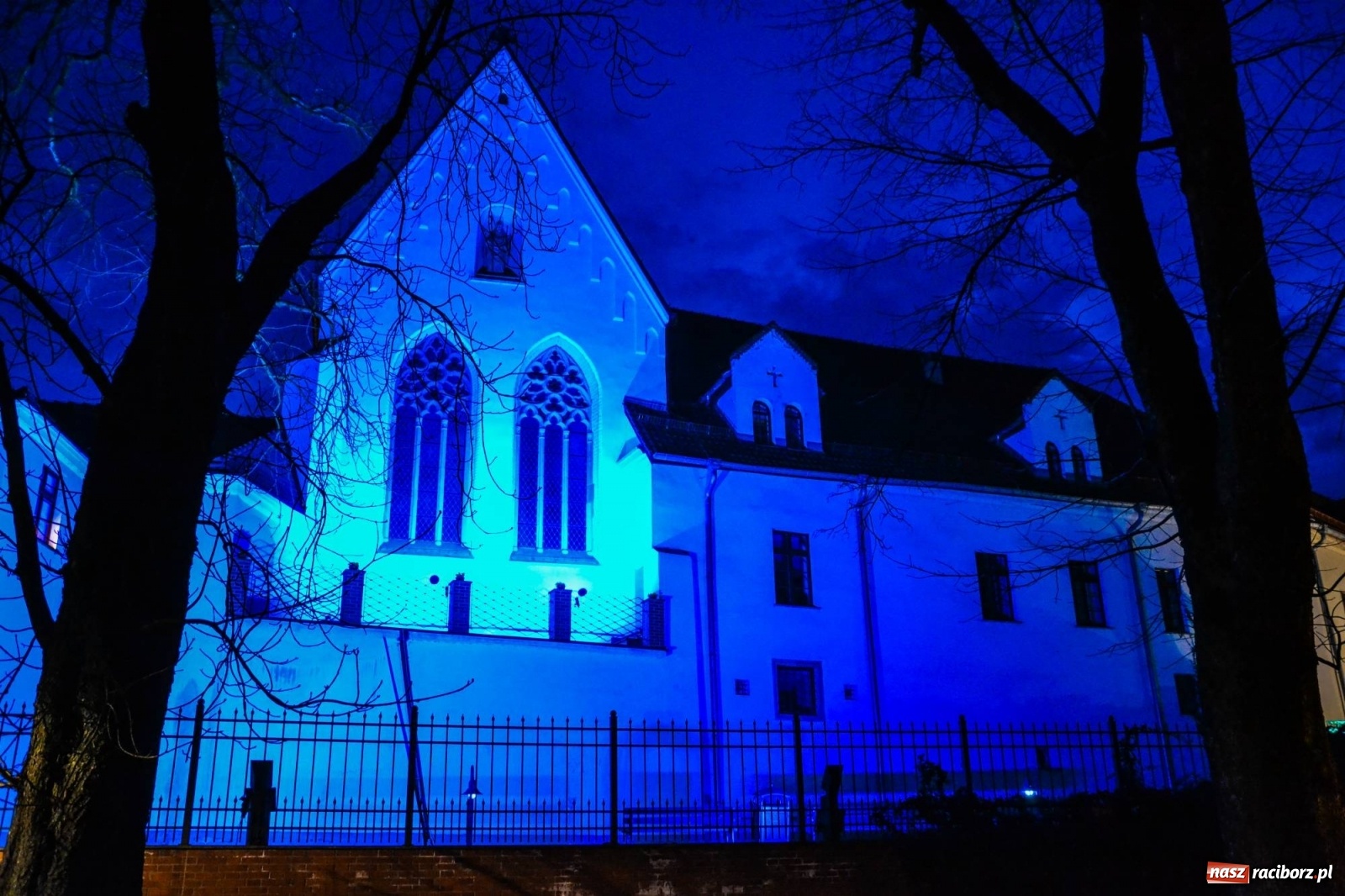 Zdjęcie w galerii na portalu naszraciborz.pl: Zamek Piastowski podświetlony na niebiesko wiadomości z regionu