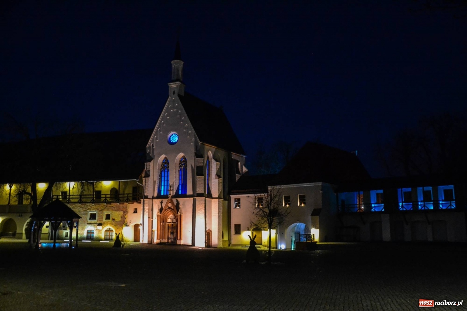 Zdjęcie w galerii na portalu naszraciborz.pl: Zamek Piastowski podświetlony na niebiesko wiadomości z regionu