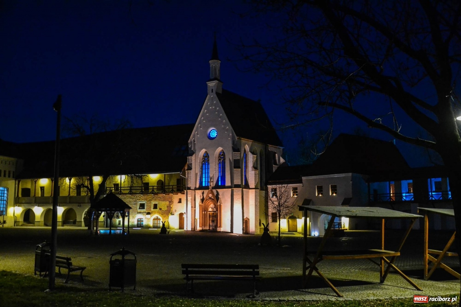 Zdjęcie w galerii na portalu naszraciborz.pl: Zamek Piastowski podświetlony na niebiesko wiadomości z regionu