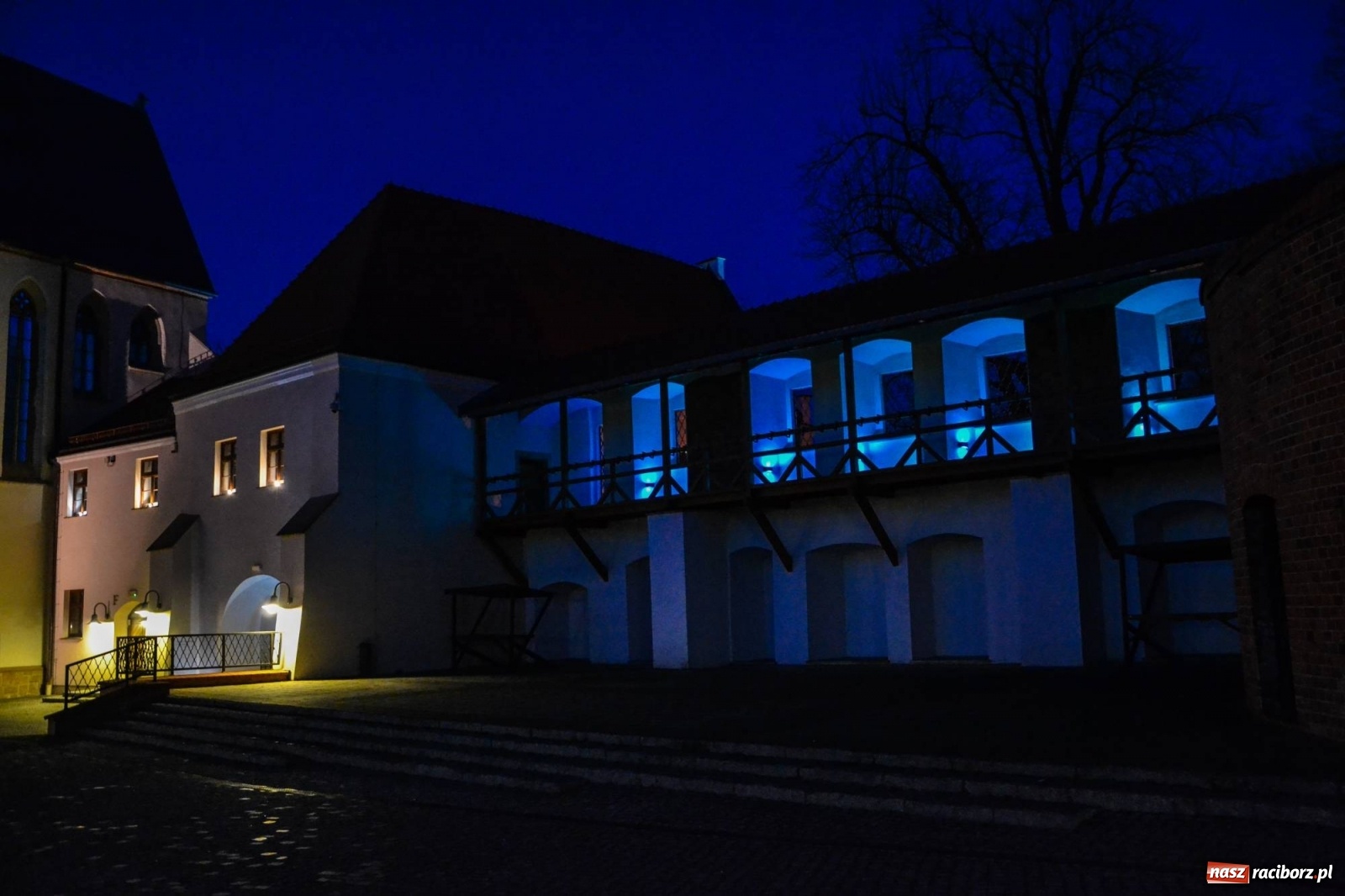 Zdjęcie w galerii na portalu naszraciborz.pl: Zamek Piastowski podświetlony na niebiesko wiadomości z regionu