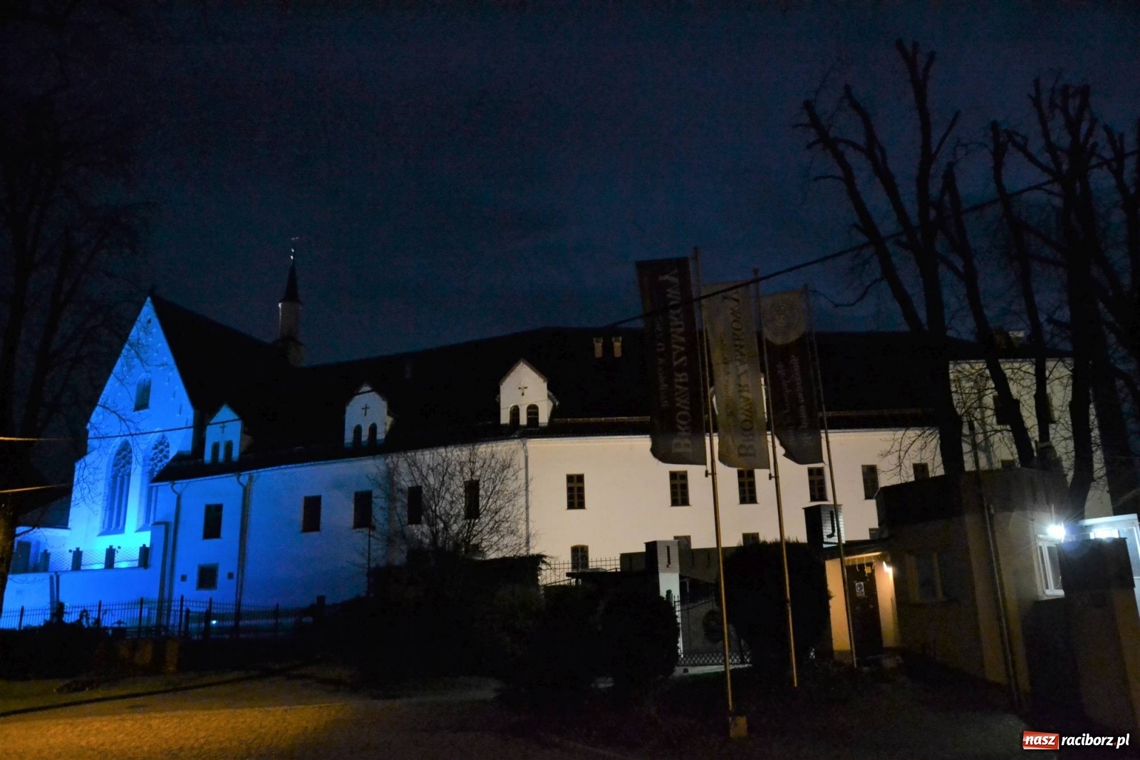 Zdjęcie w galerii na portalu naszraciborz.pl: Zamek Piastowski podświetlony na niebiesko wiadomości z regionu