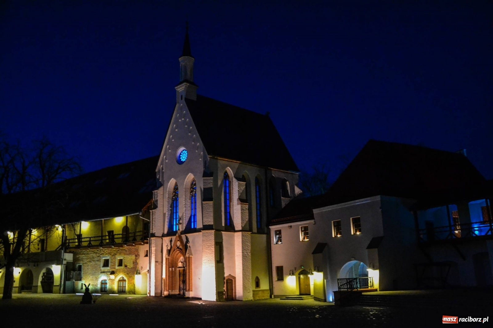 Zdjęcie w galerii na portalu naszraciborz.pl: Zamek Piastowski podświetlony na niebiesko wiadomości z regionu