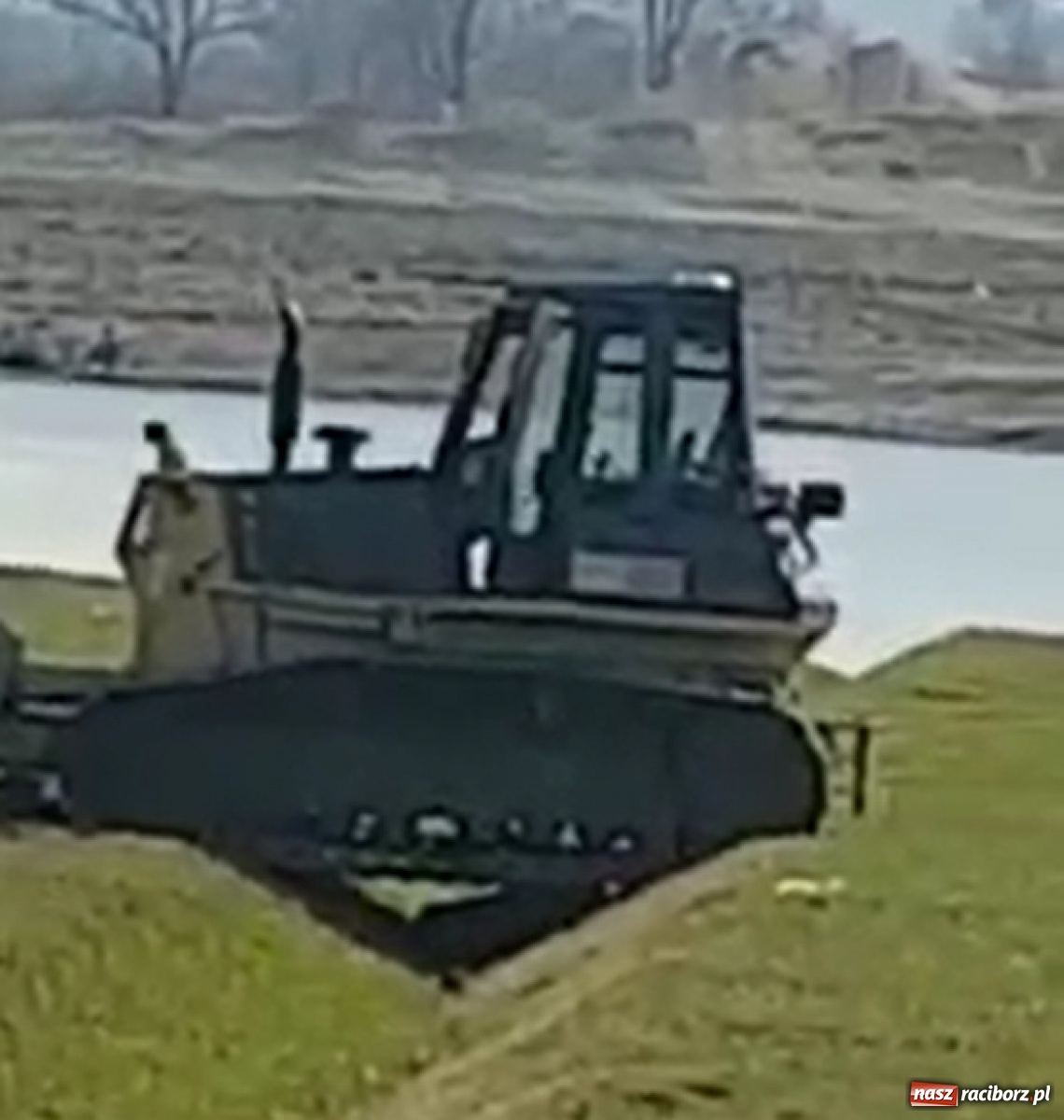 Zdjęcie w galerii na portalu naszraciborz.pl: Policja i służby ochrony środowiska wyjaśniają sprawę zrzutu oleju na terenie zbiornika Racibórz wiadomości z regionu