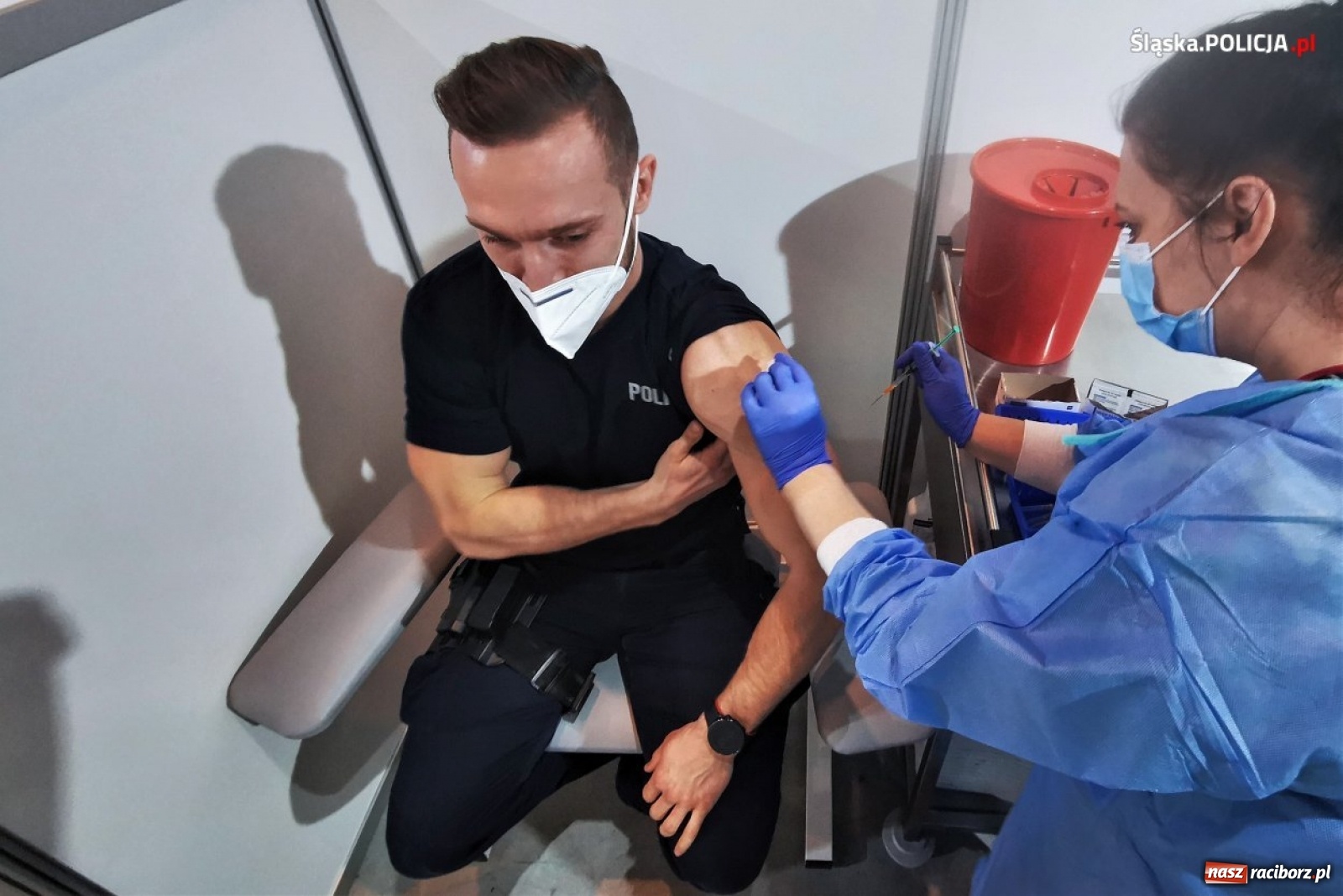 Zdjęcie w galerii na portalu naszraciborz.pl: Trwa akcja szczepień służb mundurowych wiadomości z regionu