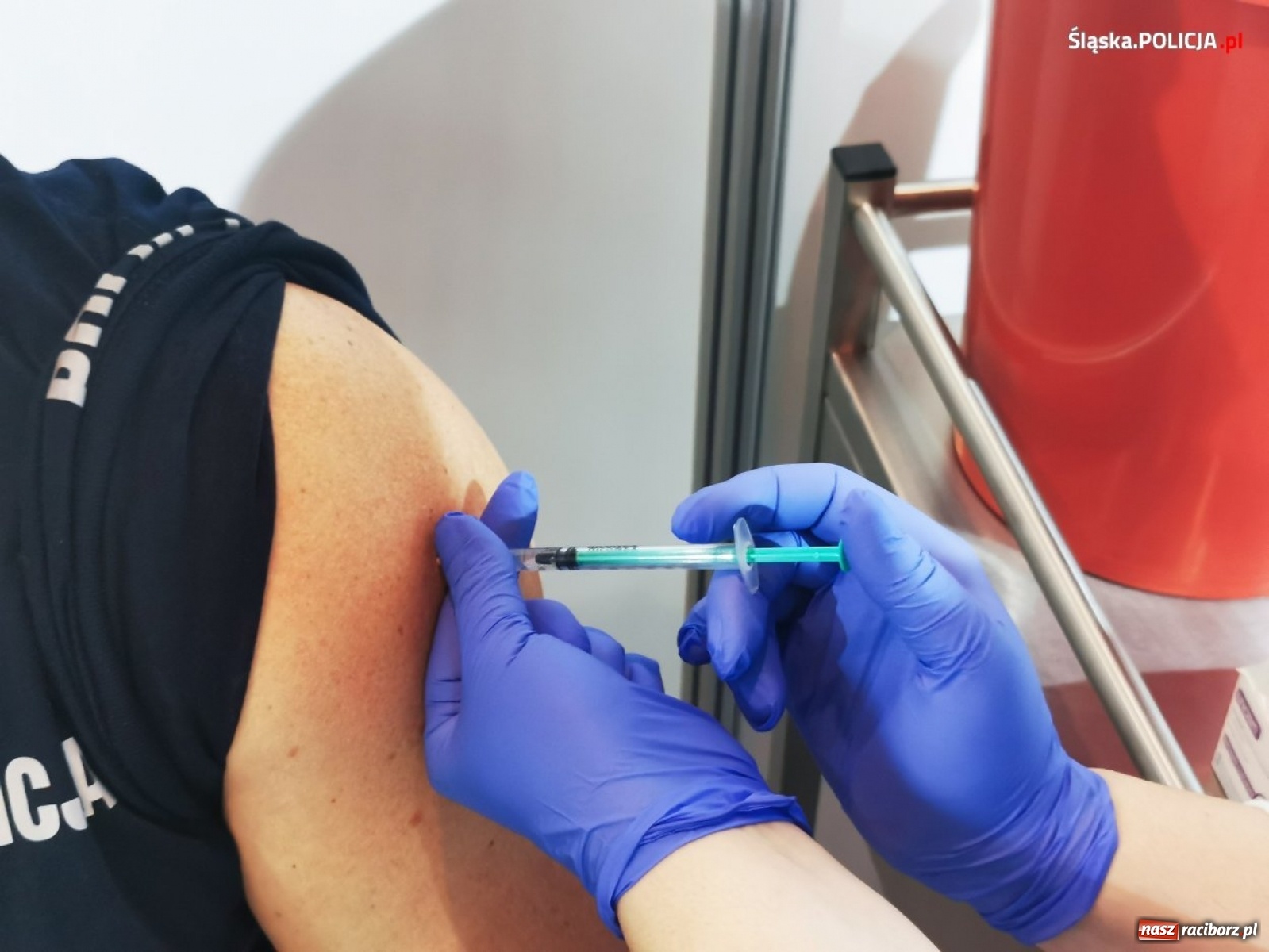 Zdjęcie w galerii na portalu naszraciborz.pl: Trwa akcja szczepień służb mundurowych wiadomości z regionu