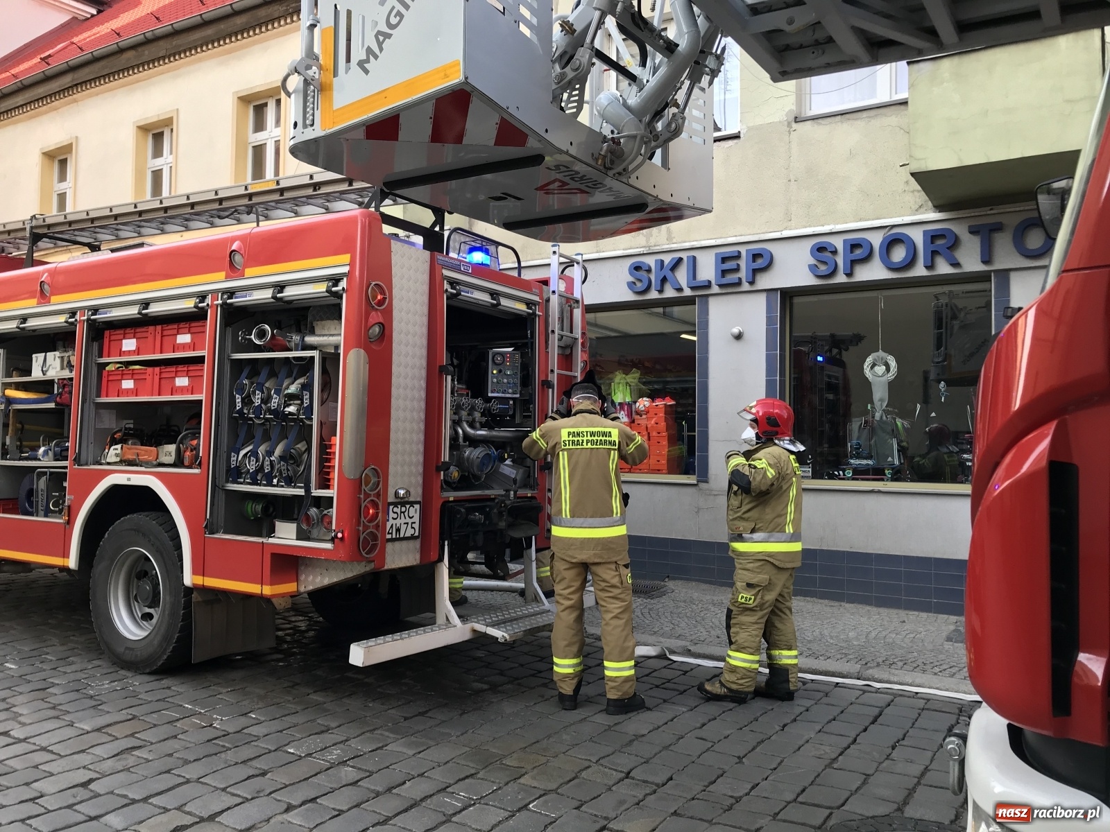 Zdjęcie w galerii na portalu naszraciborz.pl: Pożar w budynku przy ul. Chopina. Ewakuowano mieszkańców [WIDEO] wiadomości z regionu