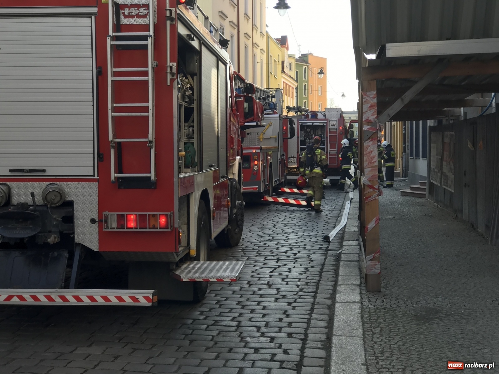 Zdjęcie w galerii na portalu naszraciborz.pl: Pożar w budynku przy ul. Chopina. Ewakuowano mieszkańców [WIDEO] wiadomości z regionu
