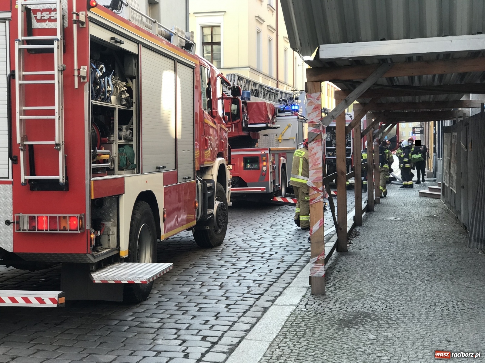 Zdjęcie w galerii na portalu naszraciborz.pl: Pożar w budynku przy ul. Chopina. Ewakuowano mieszkańców [WIDEO] wiadomości z regionu