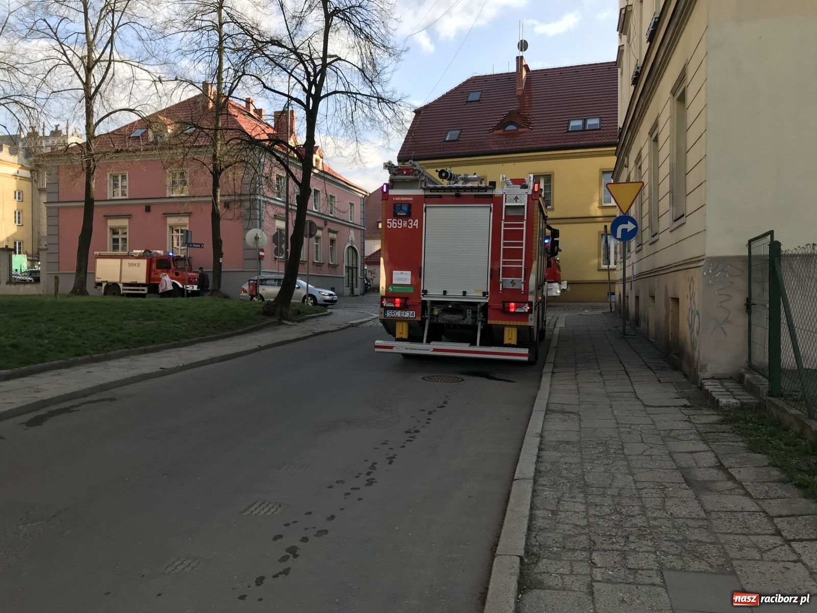 Zdjęcie w galerii na portalu naszraciborz.pl: Pożar w budynku przy ul. Chopina. Ewakuowano mieszkańców [WIDEO] wiadomości z regionu
