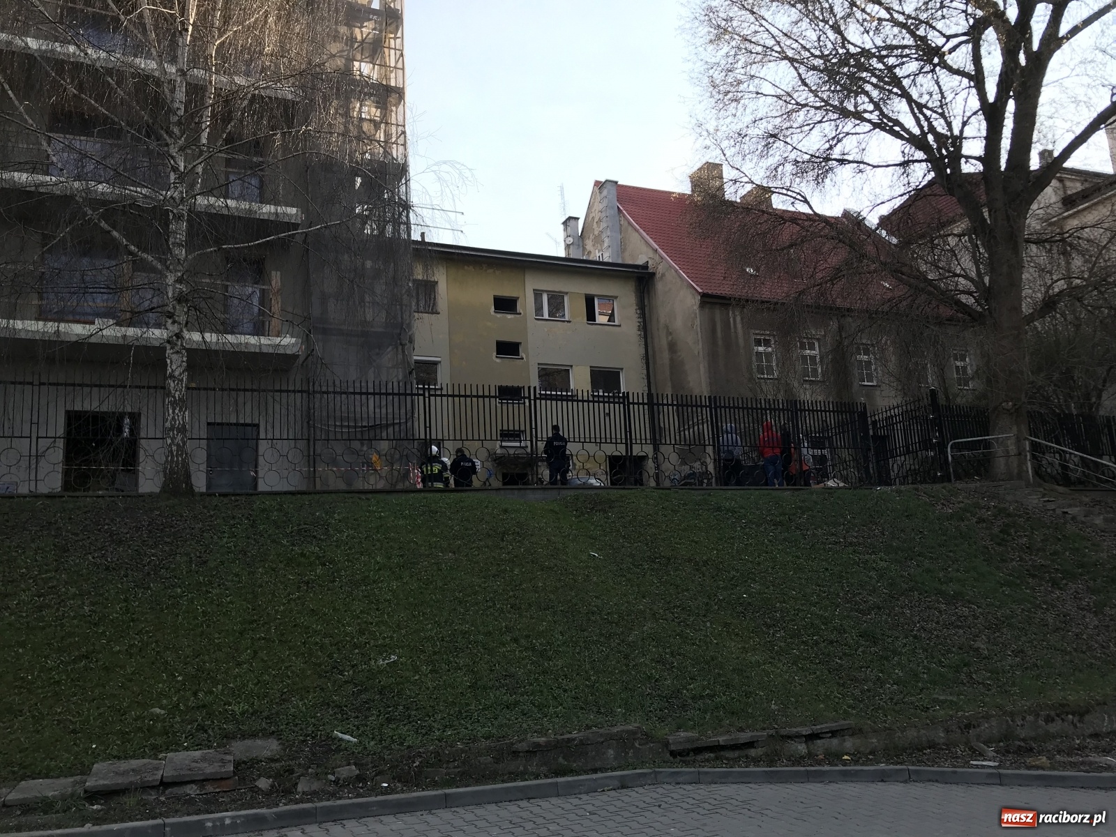 Zdjęcie w galerii na portalu naszraciborz.pl: Pożar w budynku przy ul. Chopina. Ewakuowano mieszkańców [WIDEO] wiadomości z regionu