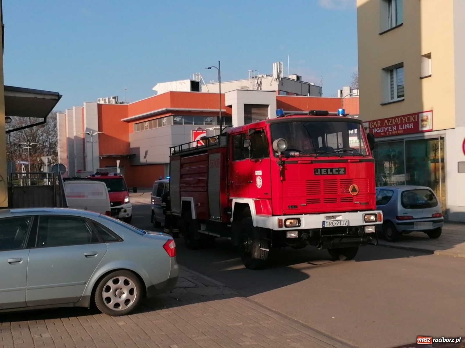 Zdjęcie w galerii na portalu naszraciborz.pl: Pożar w budynku przy ul. Chopina. Ewakuowano mieszkańców [WIDEO] wiadomości z regionu