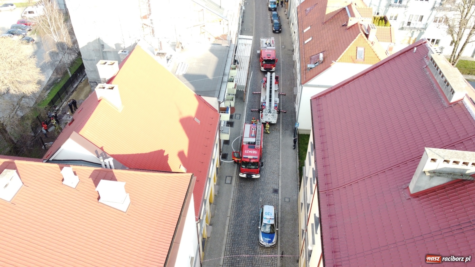 Zdjęcie w galerii na portalu naszraciborz.pl: Pożar w budynku przy ul. Chopina. Ewakuowano mieszkańców [WIDEO] wiadomości z regionu