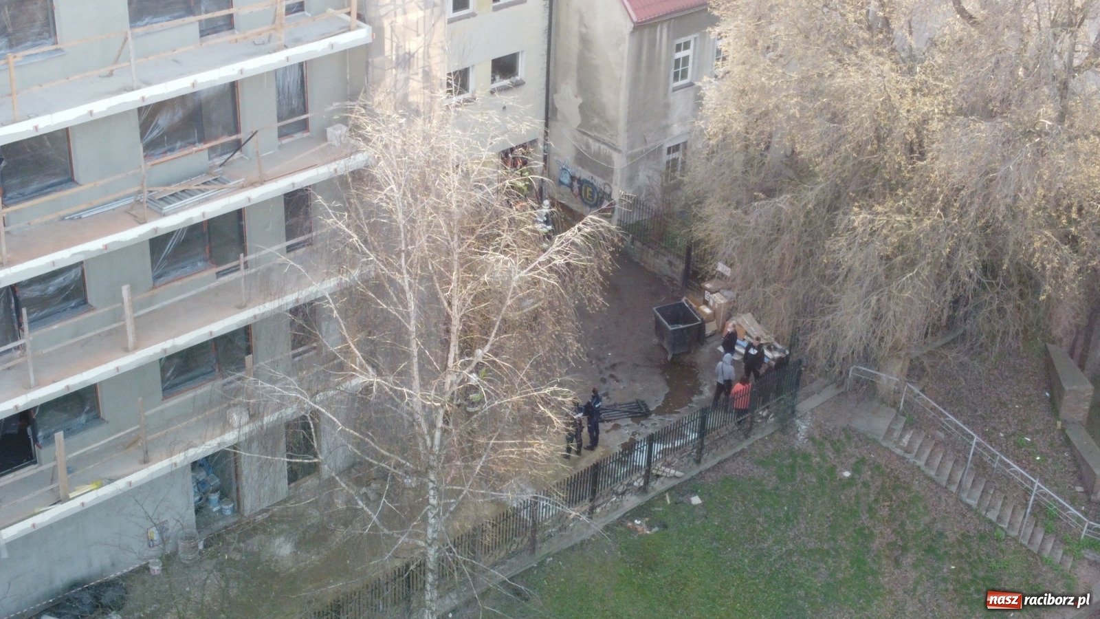 Zdjęcie w galerii na portalu naszraciborz.pl: Pożar w budynku przy ul. Chopina. Ewakuowano mieszkańców [WIDEO] wiadomości z regionu