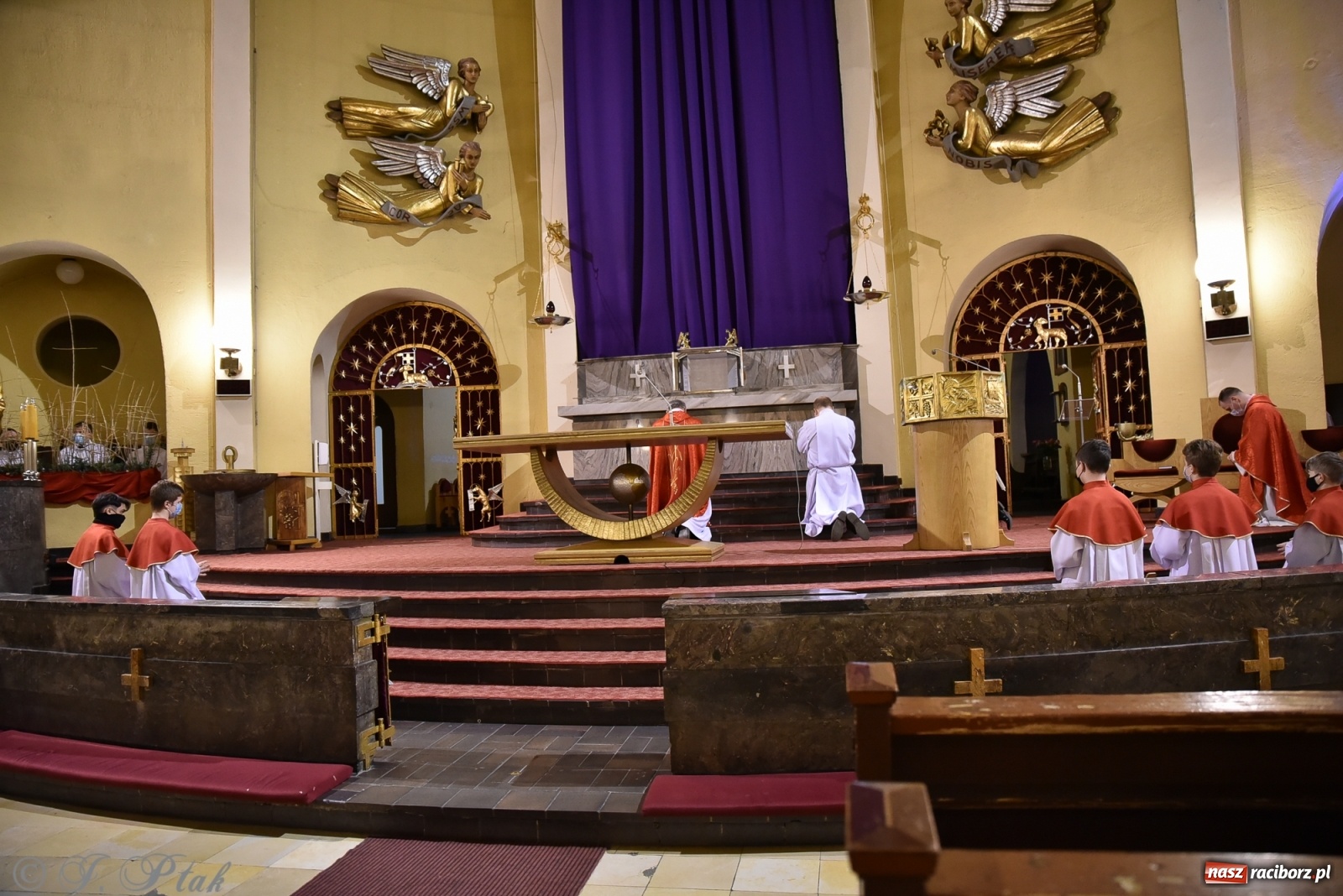 Zdjęcie w galerii na portalu naszraciborz.pl: Wielki Piątek - dzień Krzyża [FOTO] wiadomości z regionu