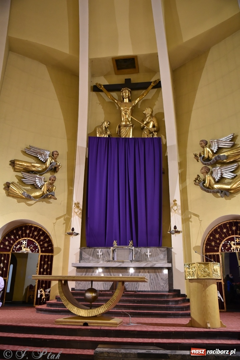 Zdjęcie w galerii na portalu naszraciborz.pl: Wielki Piątek - dzień Krzyża [FOTO] wiadomości z regionu