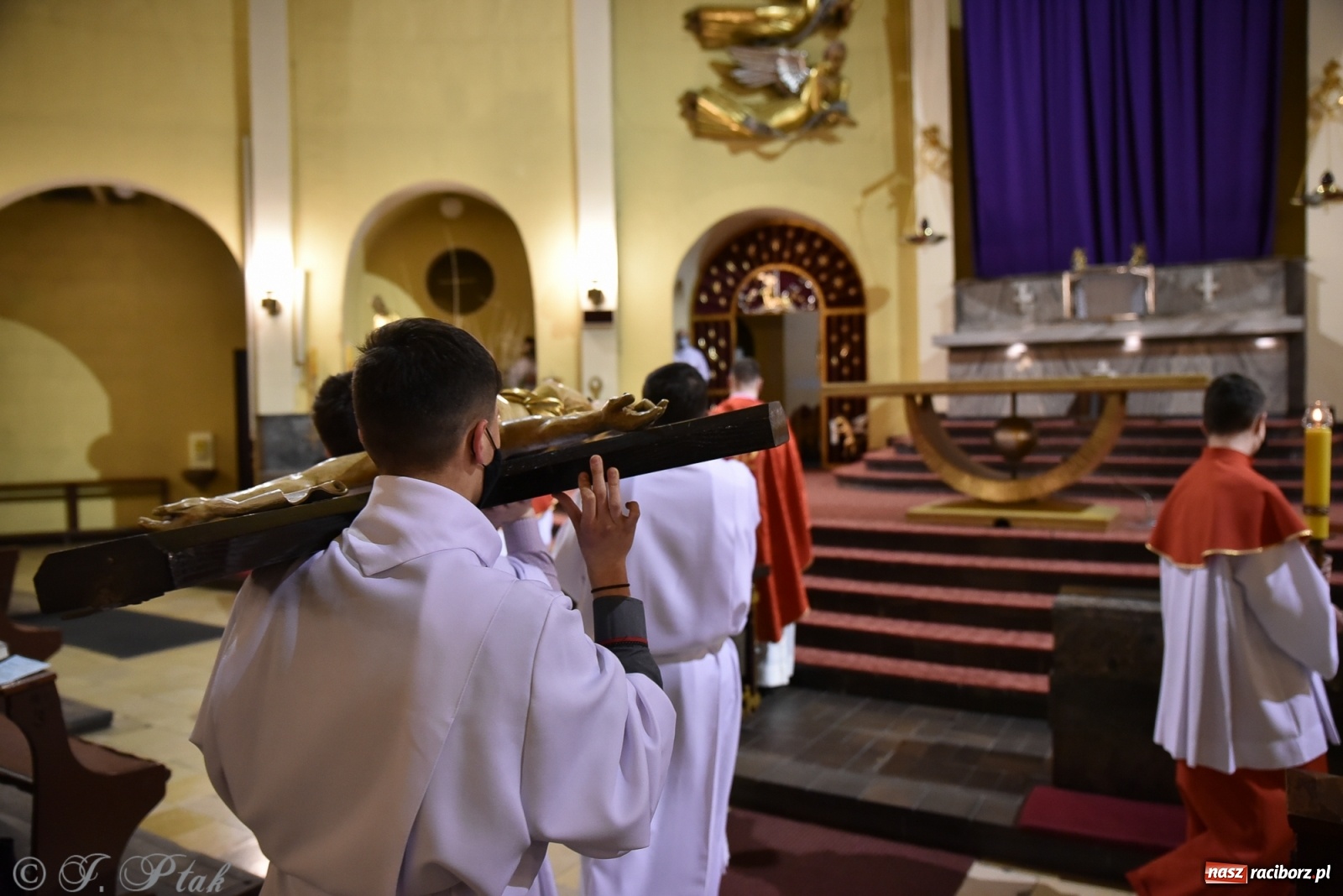 Zdjęcie w galerii na portalu naszraciborz.pl: Wielki Piątek - dzień Krzyża [FOTO] wiadomości z regionu