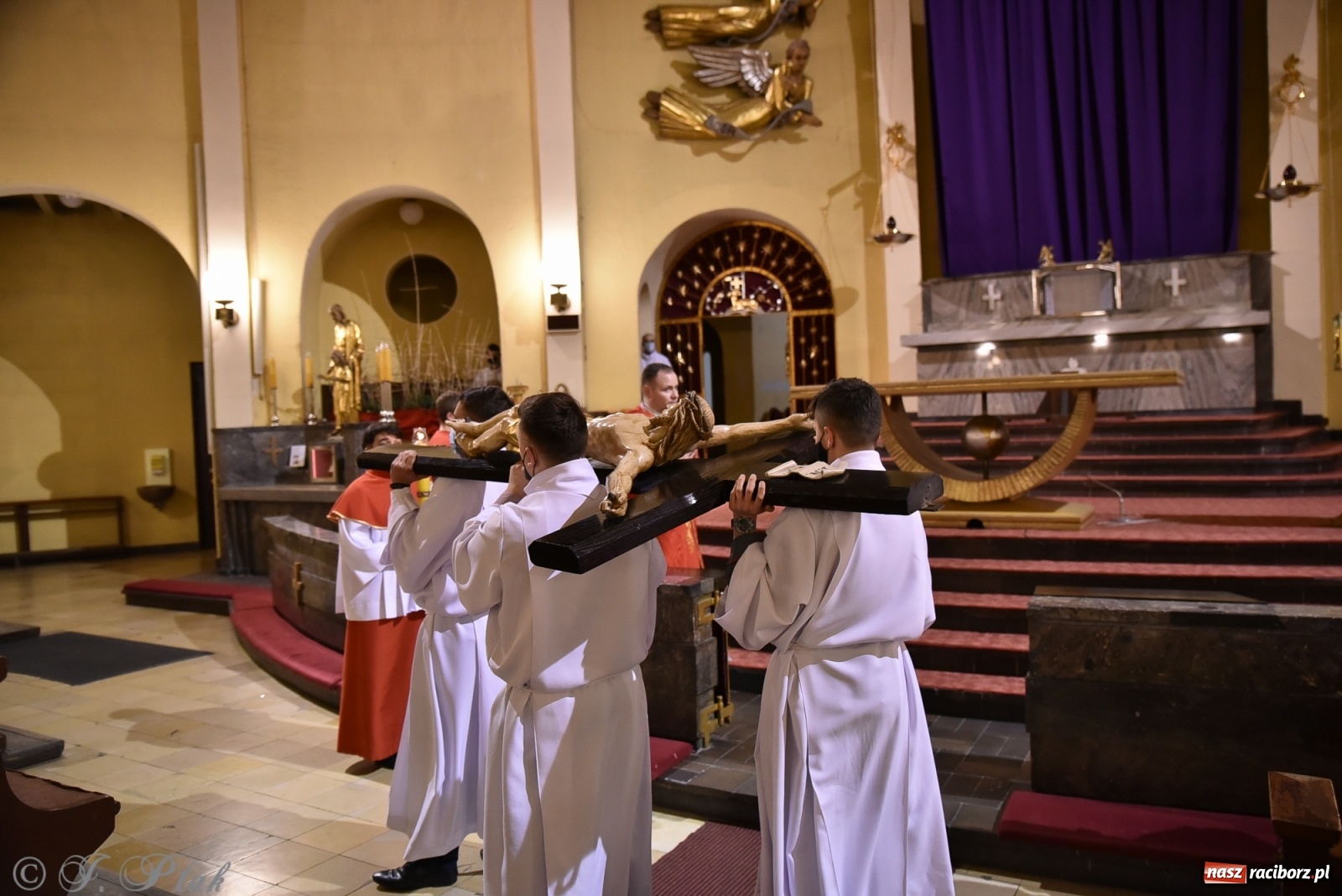 Zdjęcie w galerii na portalu naszraciborz.pl: Wielki Piątek - dzień Krzyża [FOTO] wiadomości z regionu