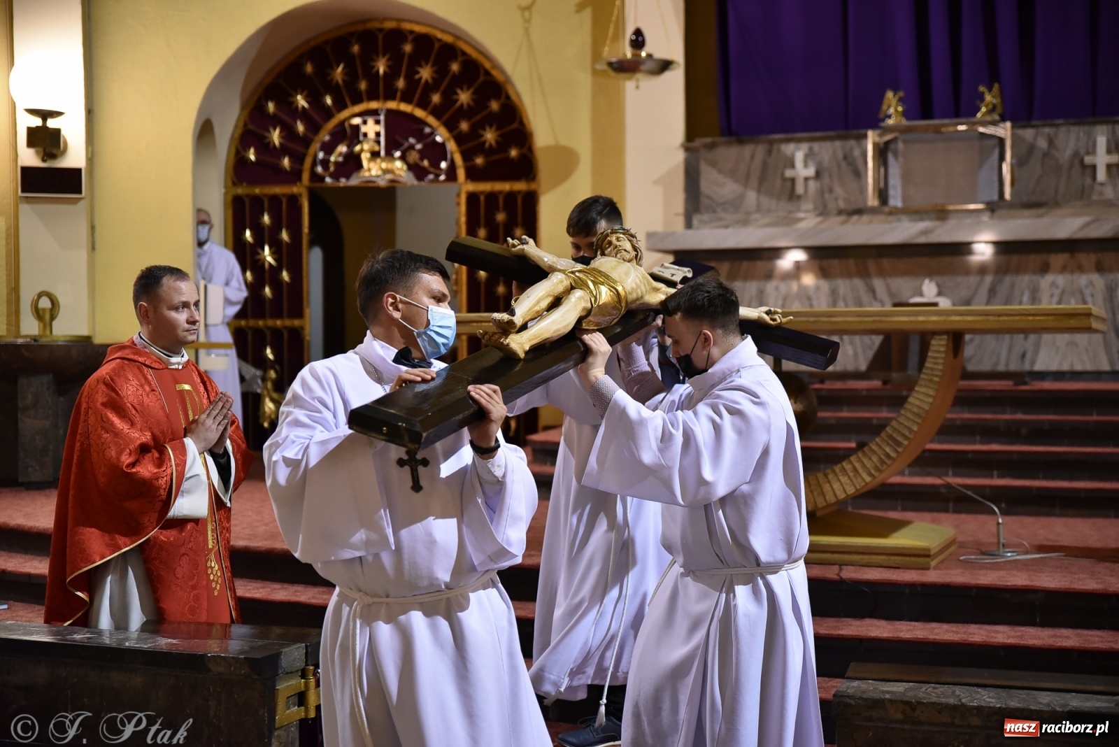 Zdjęcie w galerii na portalu naszraciborz.pl: Wielki Piątek - dzień Krzyża [FOTO] wiadomości z regionu