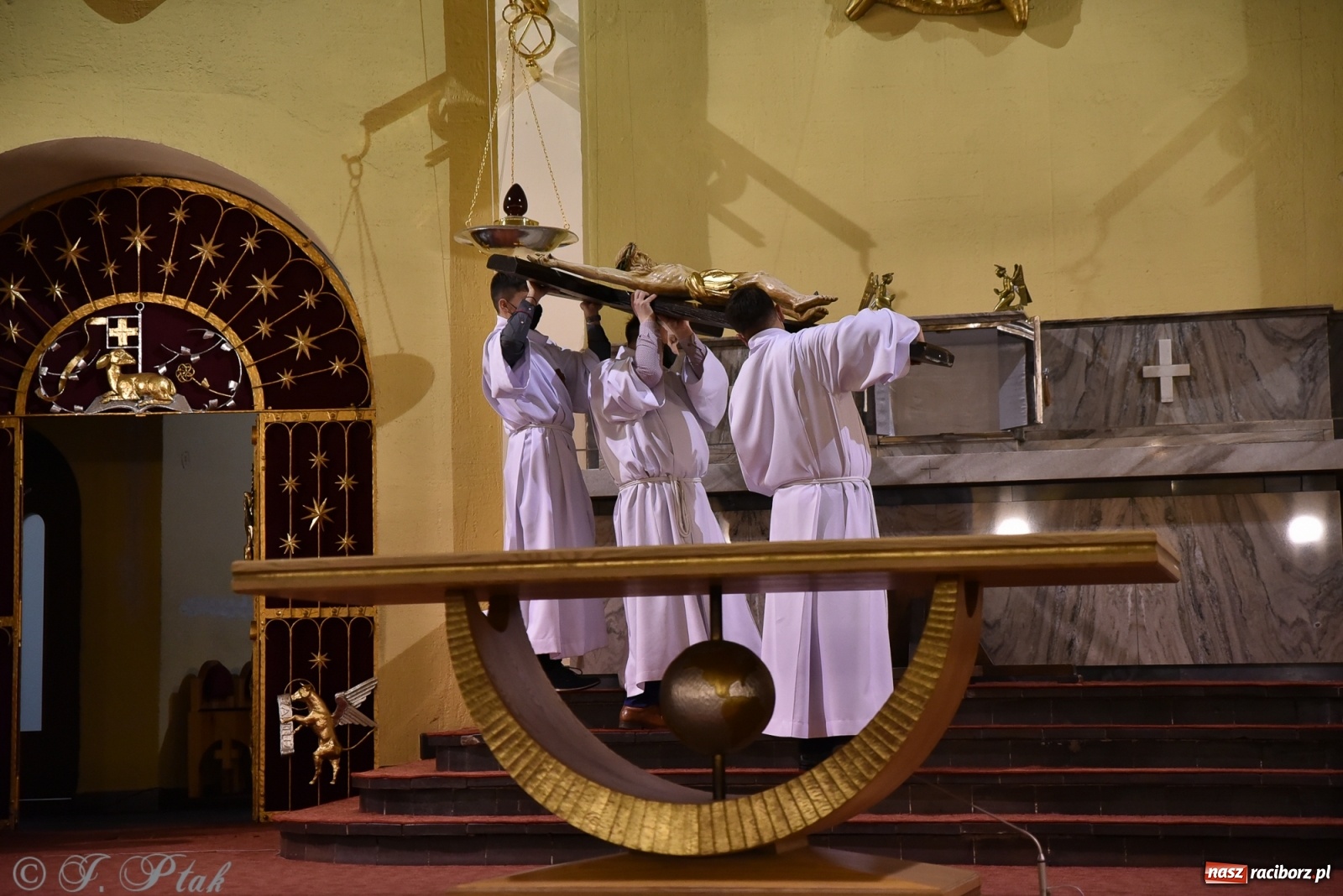 Zdjęcie w galerii na portalu naszraciborz.pl: Wielki Piątek - dzień Krzyża [FOTO] wiadomości z regionu