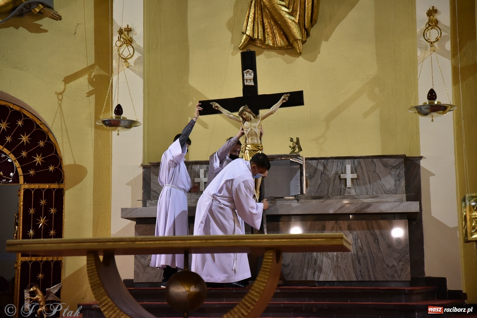 Zdjęcie w galerii na portalu naszraciborz.pl: Wielki Piątek - dzień Krzyża [FOTO] wiadomości z regionu