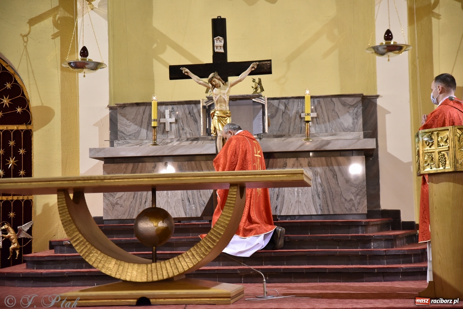 Zdjęcie w galerii na portalu naszraciborz.pl: Wielki Piątek - dzień Krzyża [FOTO] wiadomości z regionu