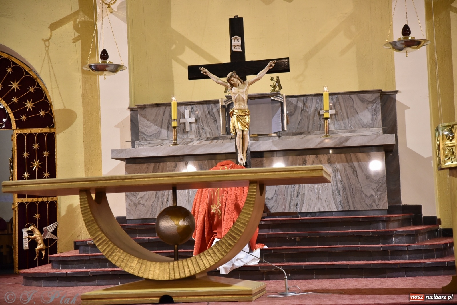 Zdjęcie w galerii na portalu naszraciborz.pl: Wielki Piątek - dzień Krzyża [FOTO] wiadomości z regionu