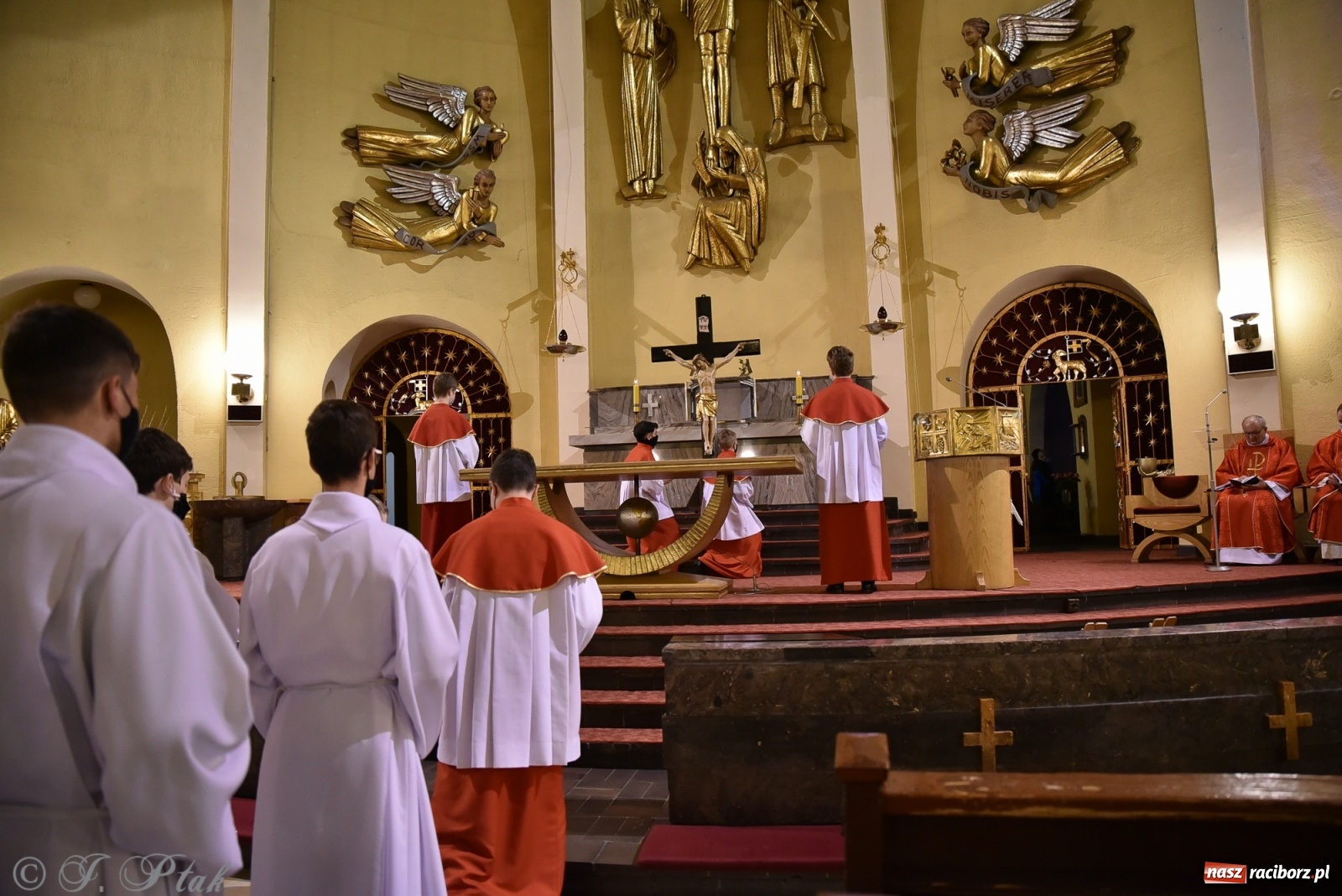 Zdjęcie w galerii na portalu naszraciborz.pl: Wielki Piątek - dzień Krzyża [FOTO] wiadomości z regionu