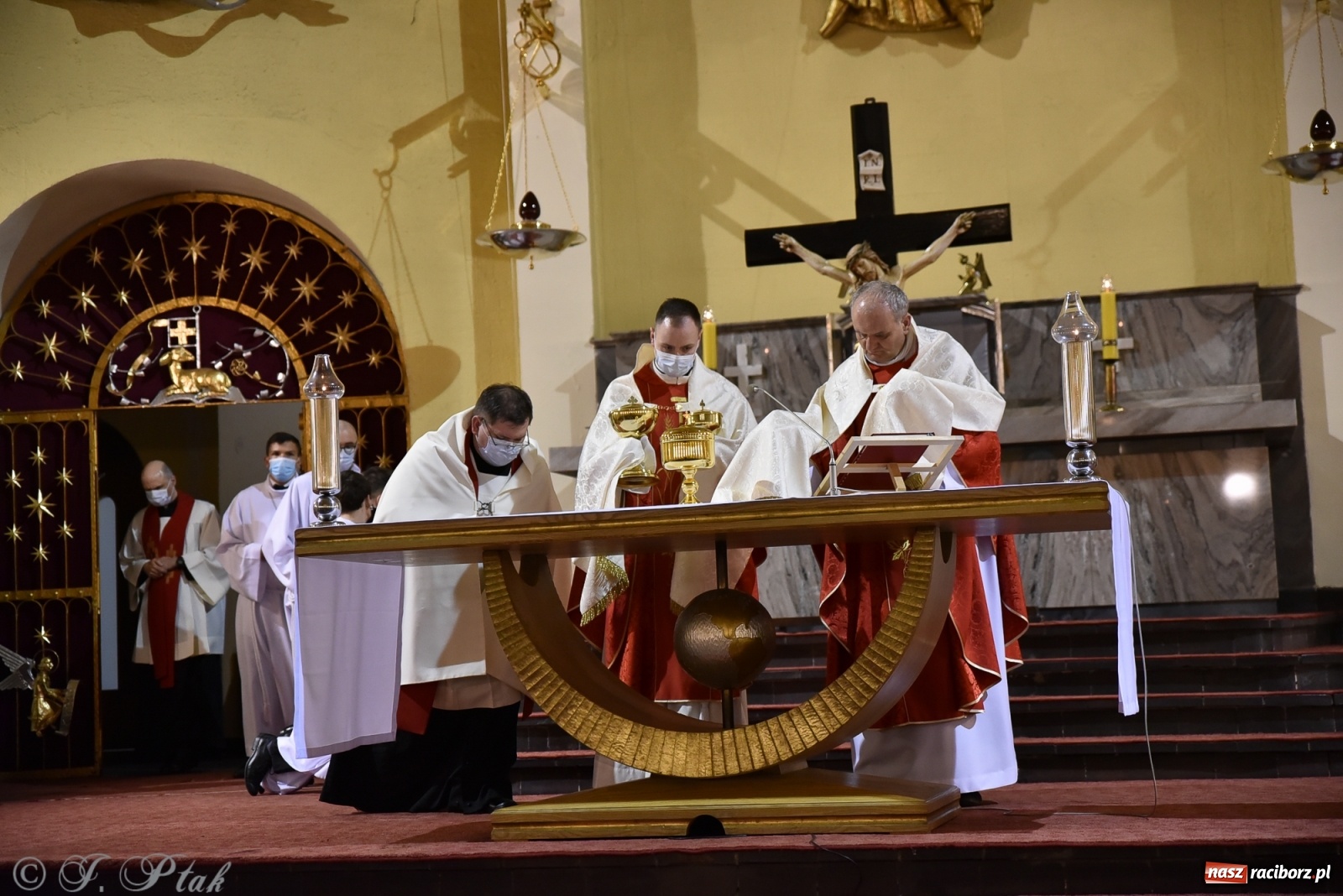Zdjęcie w galerii na portalu naszraciborz.pl: Wielki Piątek - dzień Krzyża [FOTO] wiadomości z regionu