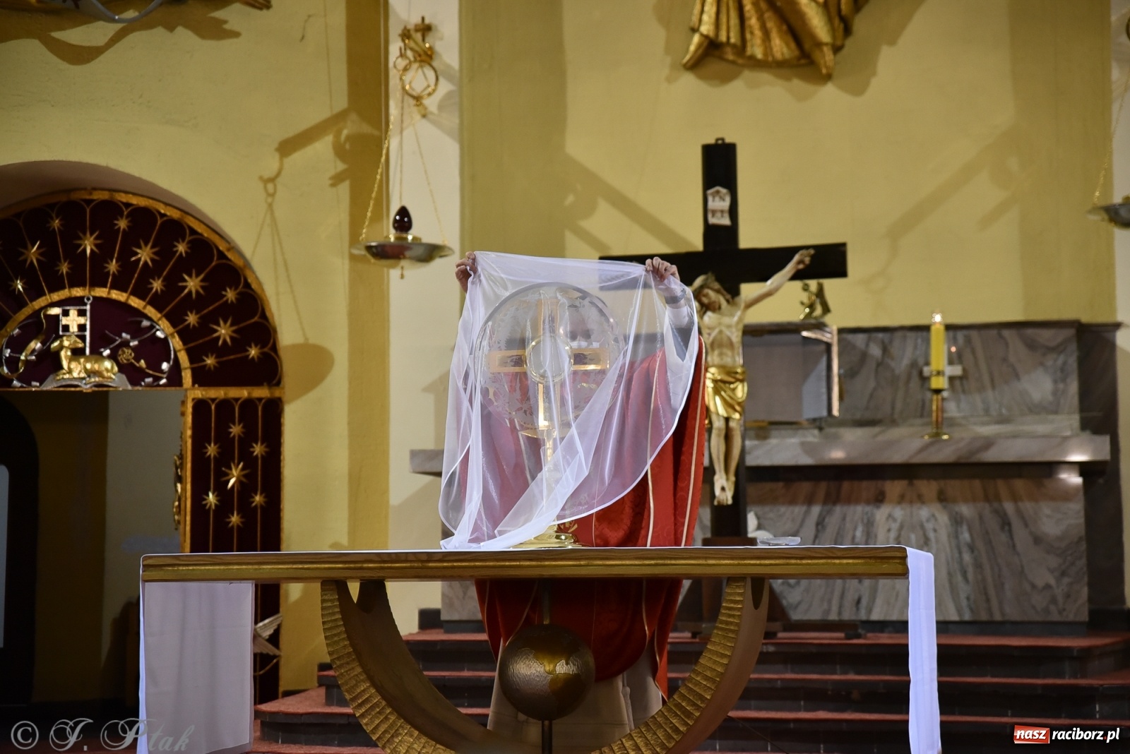 Zdjęcie w galerii na portalu naszraciborz.pl: Wielki Piątek - dzień Krzyża [FOTO] wiadomości z regionu