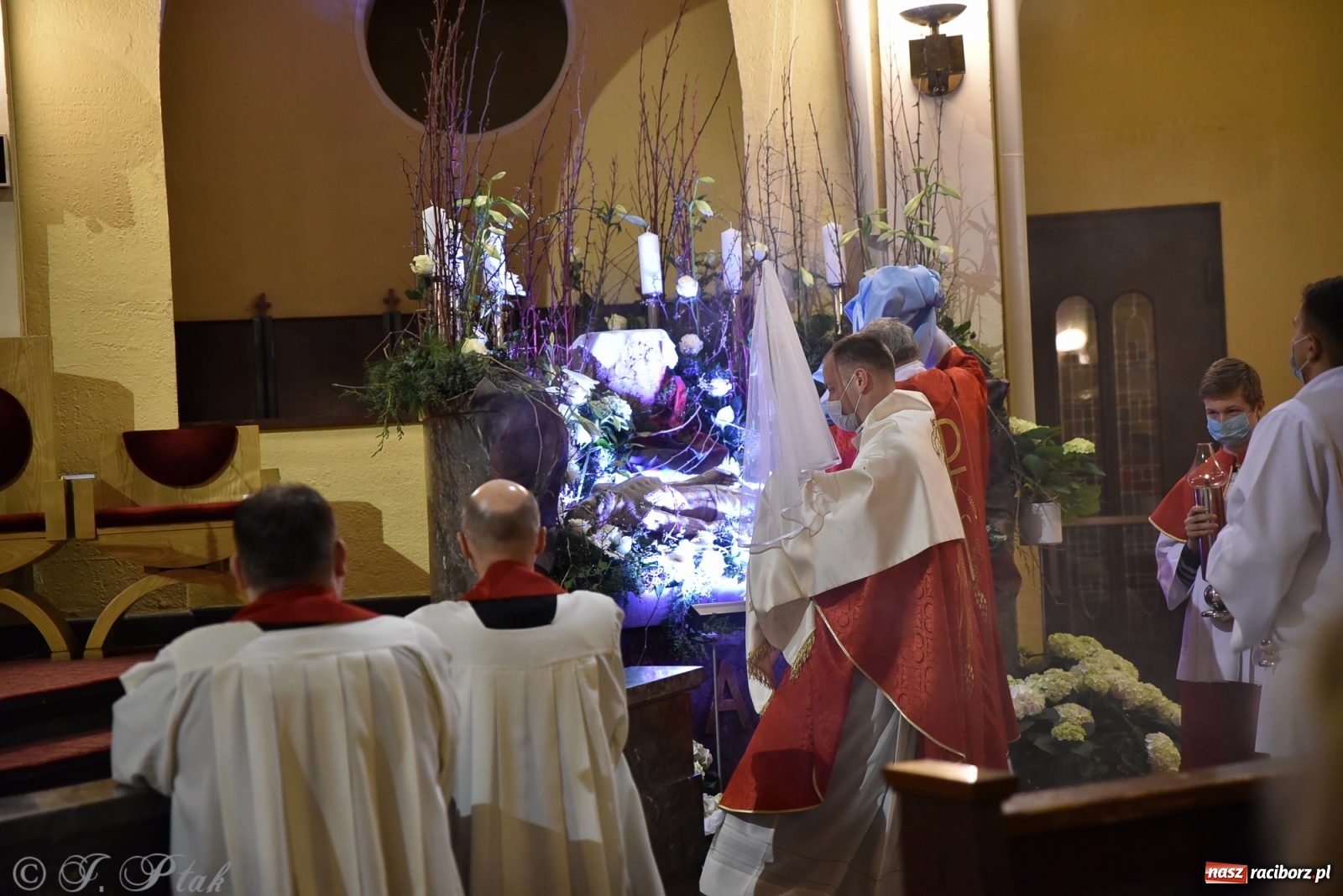 Zdjęcie w galerii na portalu naszraciborz.pl: Wielki Piątek - dzień Krzyża [FOTO] wiadomości z regionu