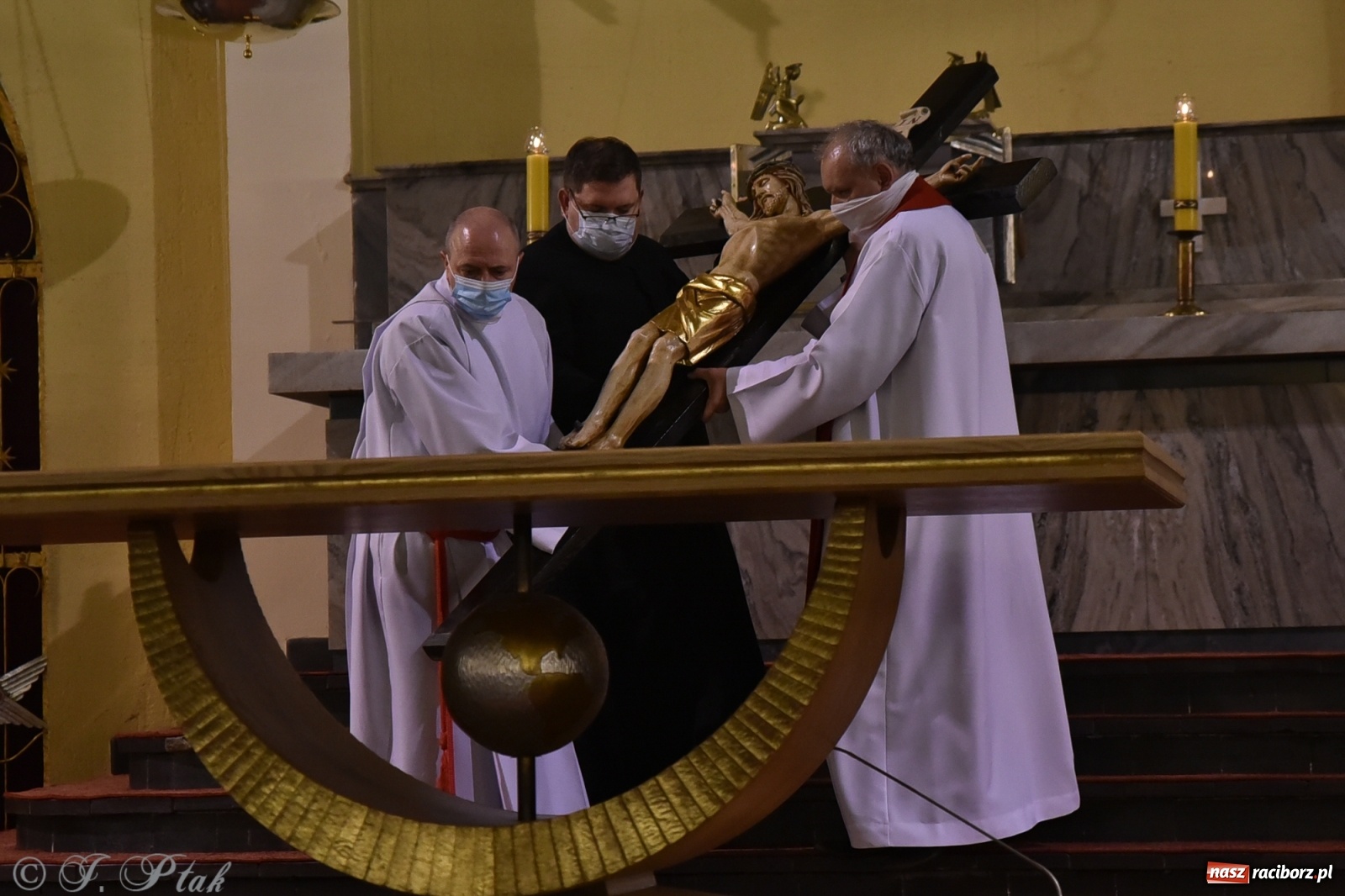 Zdjęcie w galerii na portalu naszraciborz.pl: Wielki Piątek - dzień Krzyża [FOTO] wiadomości z regionu
