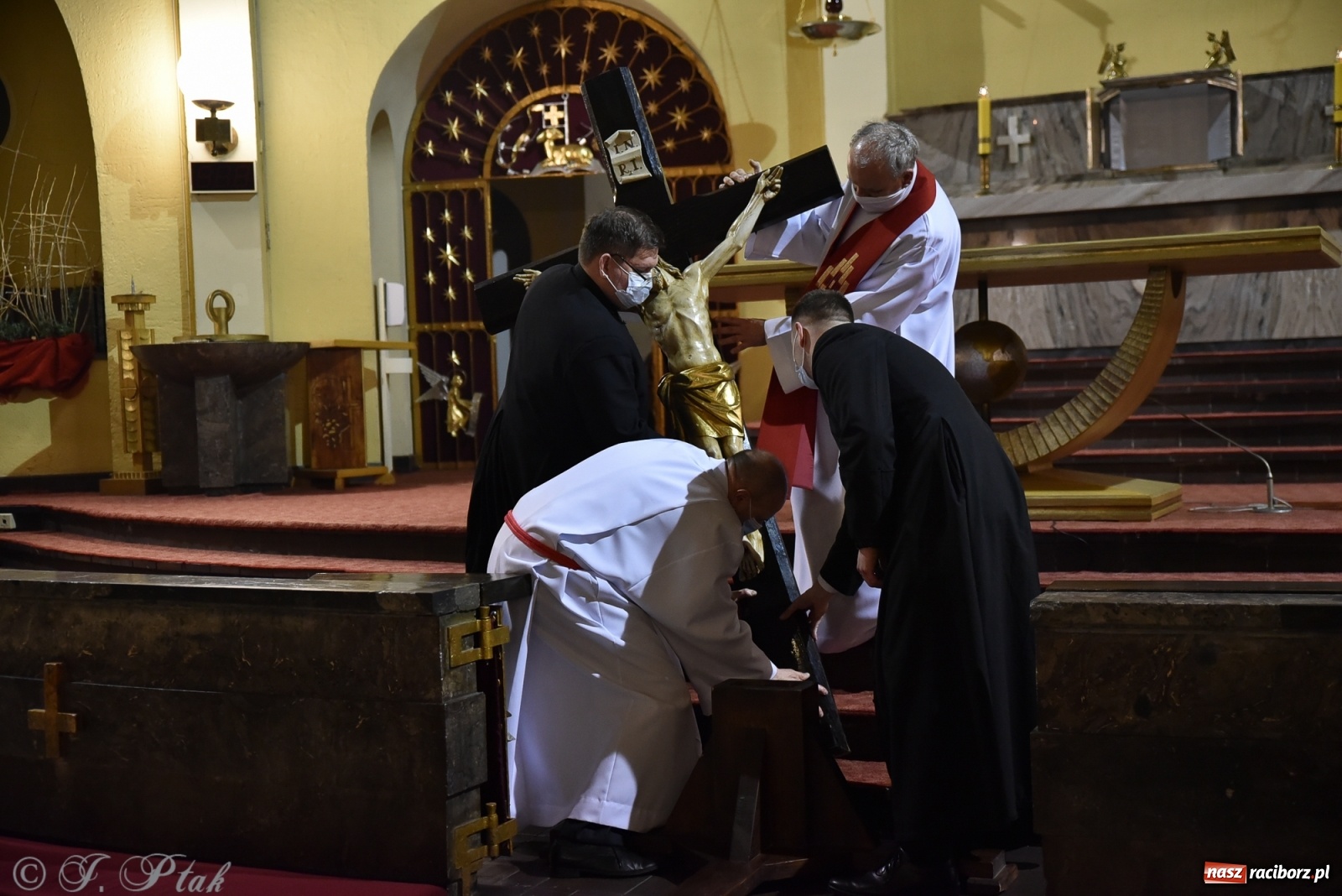 Zdjęcie w galerii na portalu naszraciborz.pl: Wielki Piątek - dzień Krzyża [FOTO] wiadomości z regionu