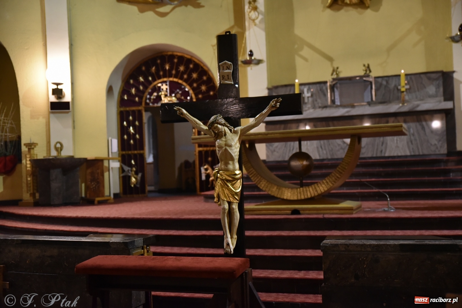 Zdjęcie w galerii na portalu naszraciborz.pl: Wielki Piątek - dzień Krzyża [FOTO] wiadomości z regionu