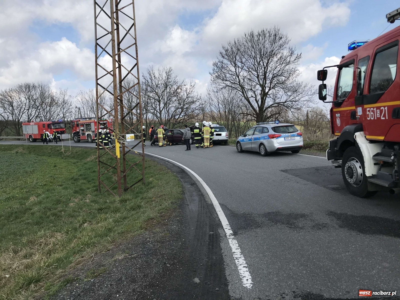 Zdjęcie w galerii na portalu naszraciborz.pl: Zderzenie osobówek na trasie Pawłów-Modzurów [FOTO] wiadomości z regionu