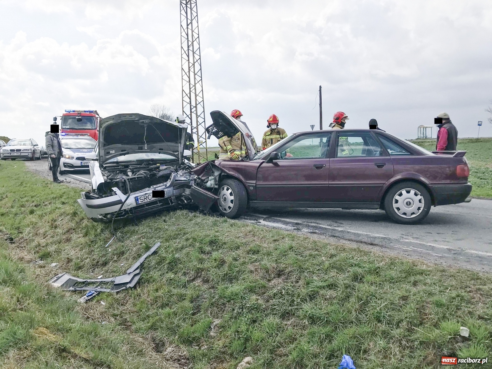 Zdjęcie w galerii na portalu naszraciborz.pl: Zderzenie osobówek na trasie Pawłów-Modzurów [FOTO] wiadomości z regionu