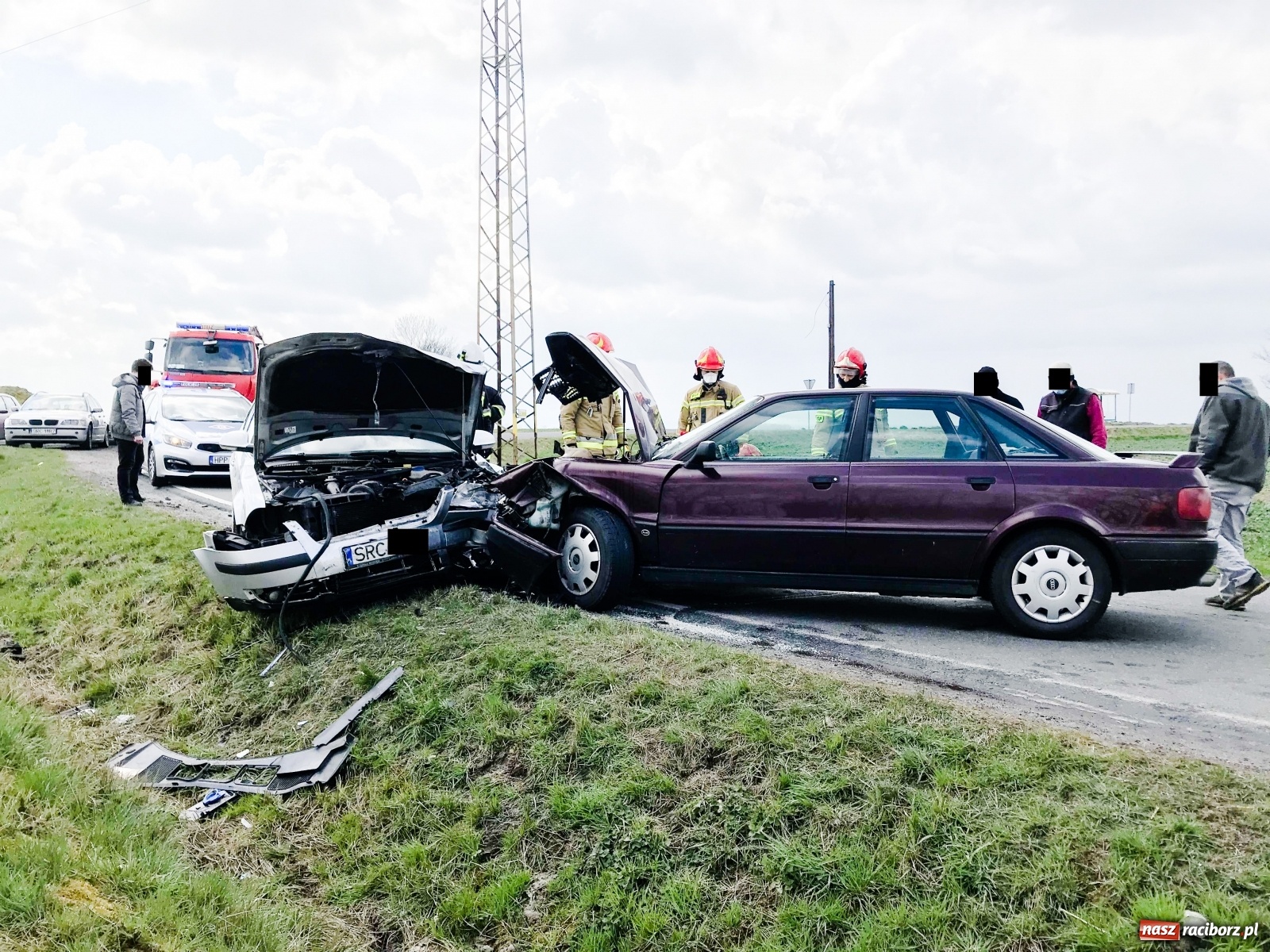 Zdjęcie w galerii na portalu naszraciborz.pl: Zderzenie osobówek na trasie Pawłów-Modzurów [FOTO] wiadomości z regionu