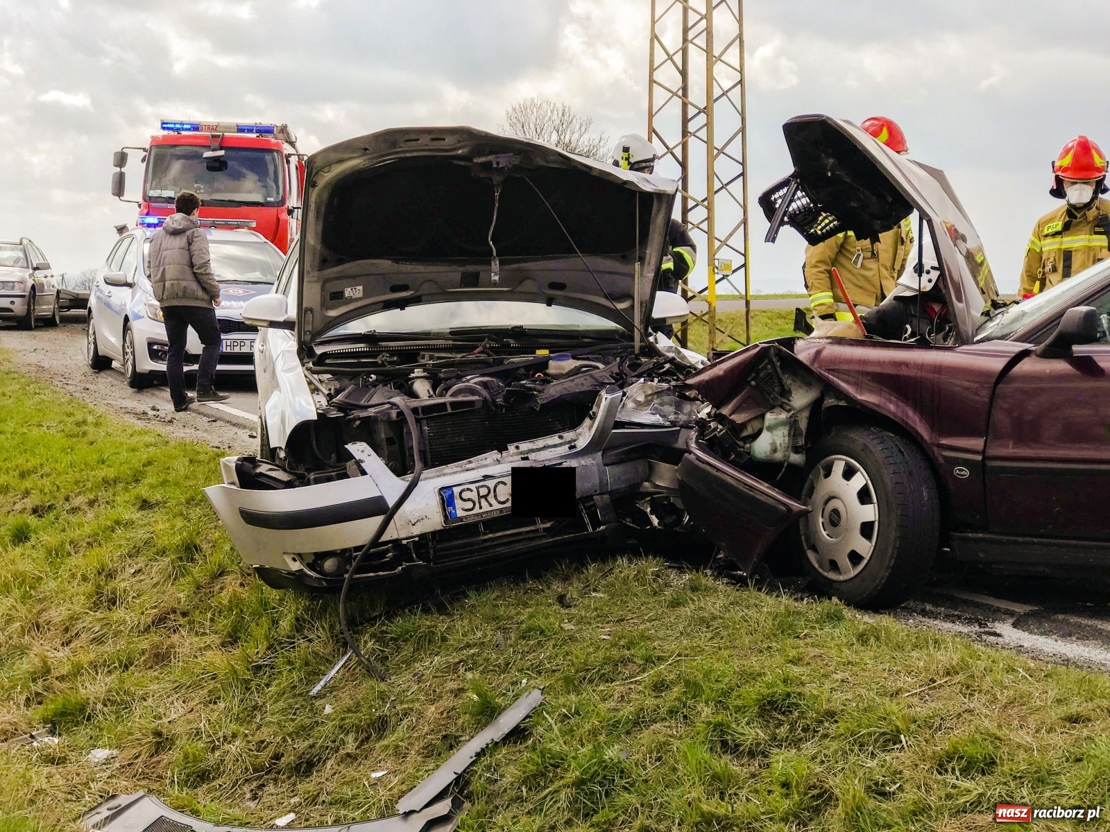 Zdjęcie w galerii na portalu naszraciborz.pl: Zderzenie osobówek na trasie Pawłów-Modzurów [FOTO] wiadomości z regionu