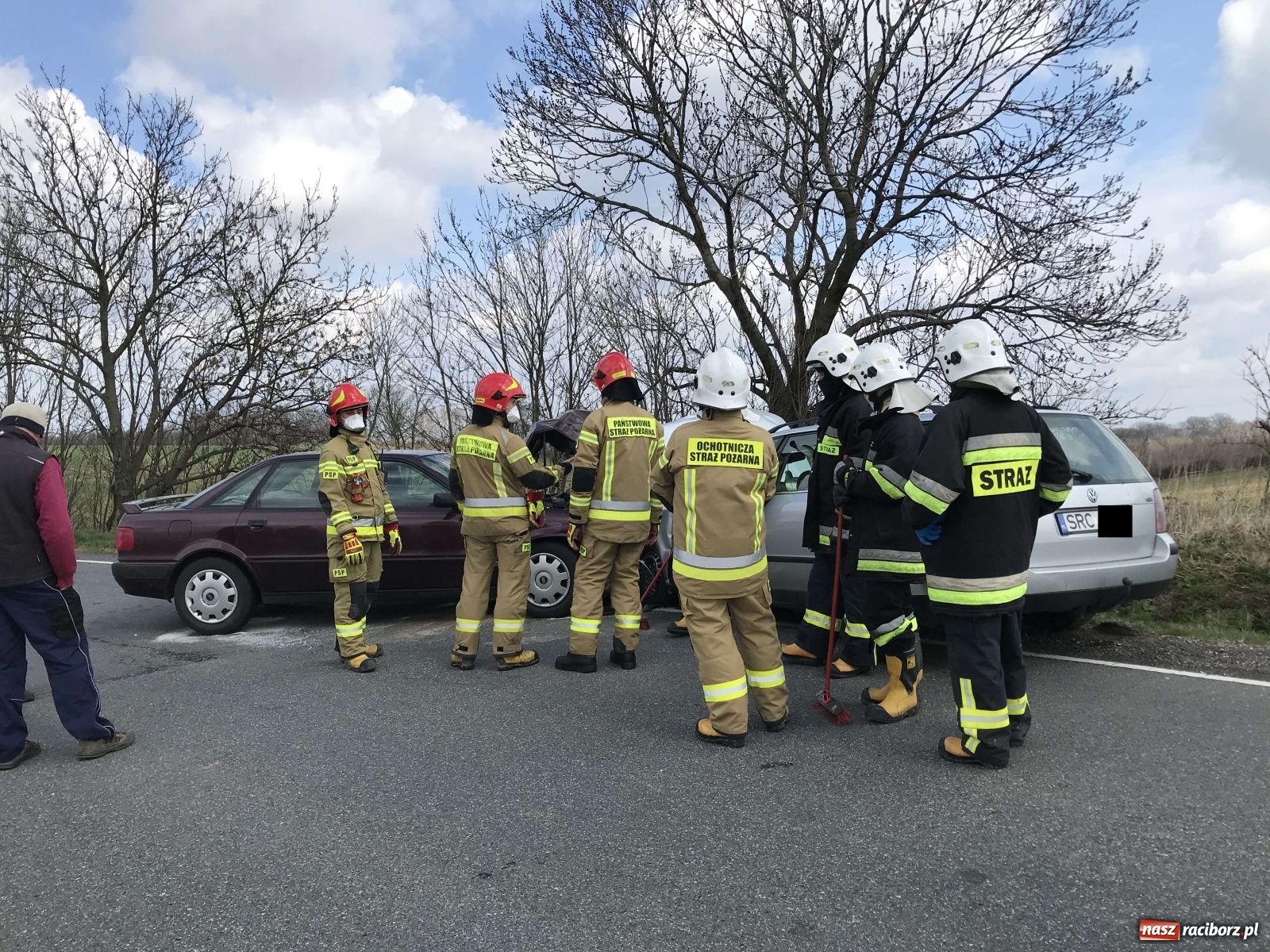Zdjęcie w galerii na portalu naszraciborz.pl: Zderzenie osobówek na trasie Pawłów-Modzurów [FOTO] wiadomości z regionu