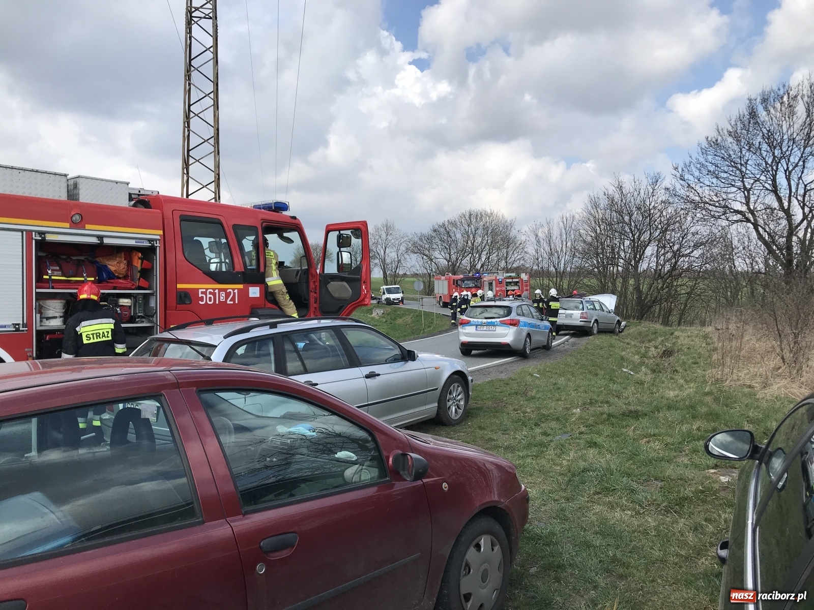 Zdjęcie w galerii na portalu naszraciborz.pl: Zderzenie osobówek na trasie Pawłów-Modzurów [FOTO] wiadomości z regionu