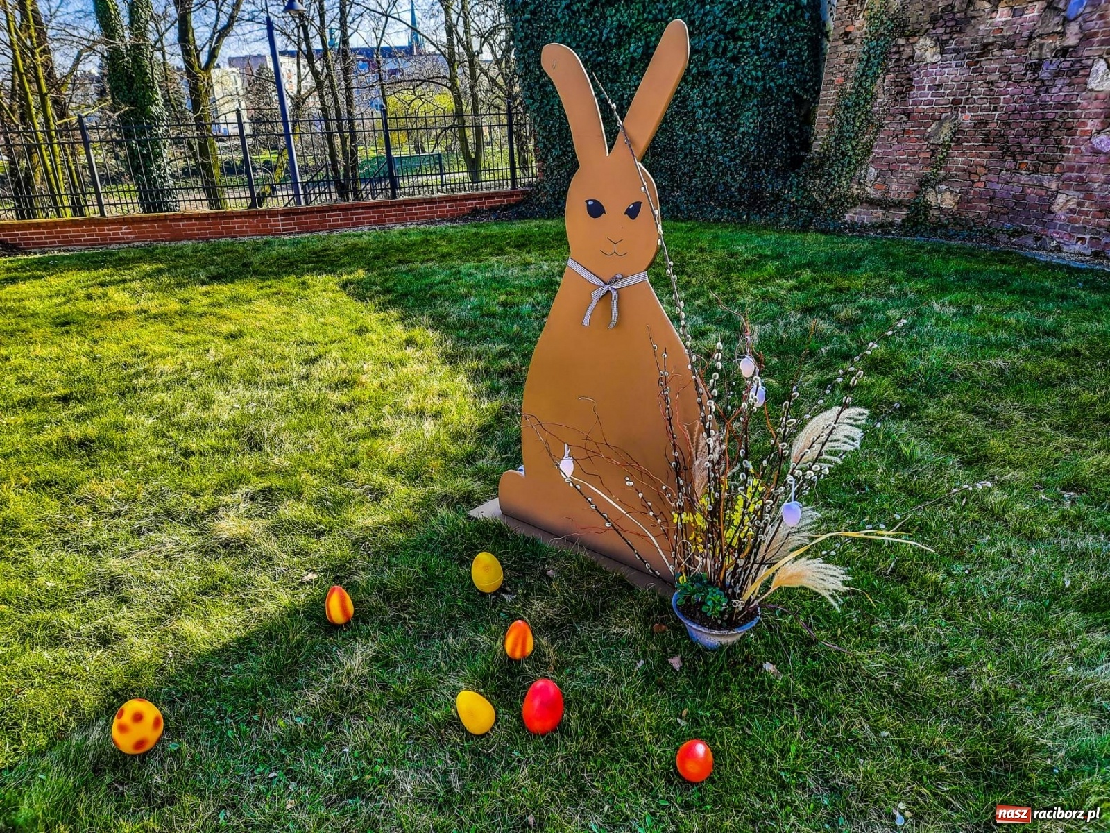 Zdjęcie w galerii na portalu naszraciborz.pl: Odbierz prezent - niespodziankę od zamkowego zajączka wiadomości z regionu
