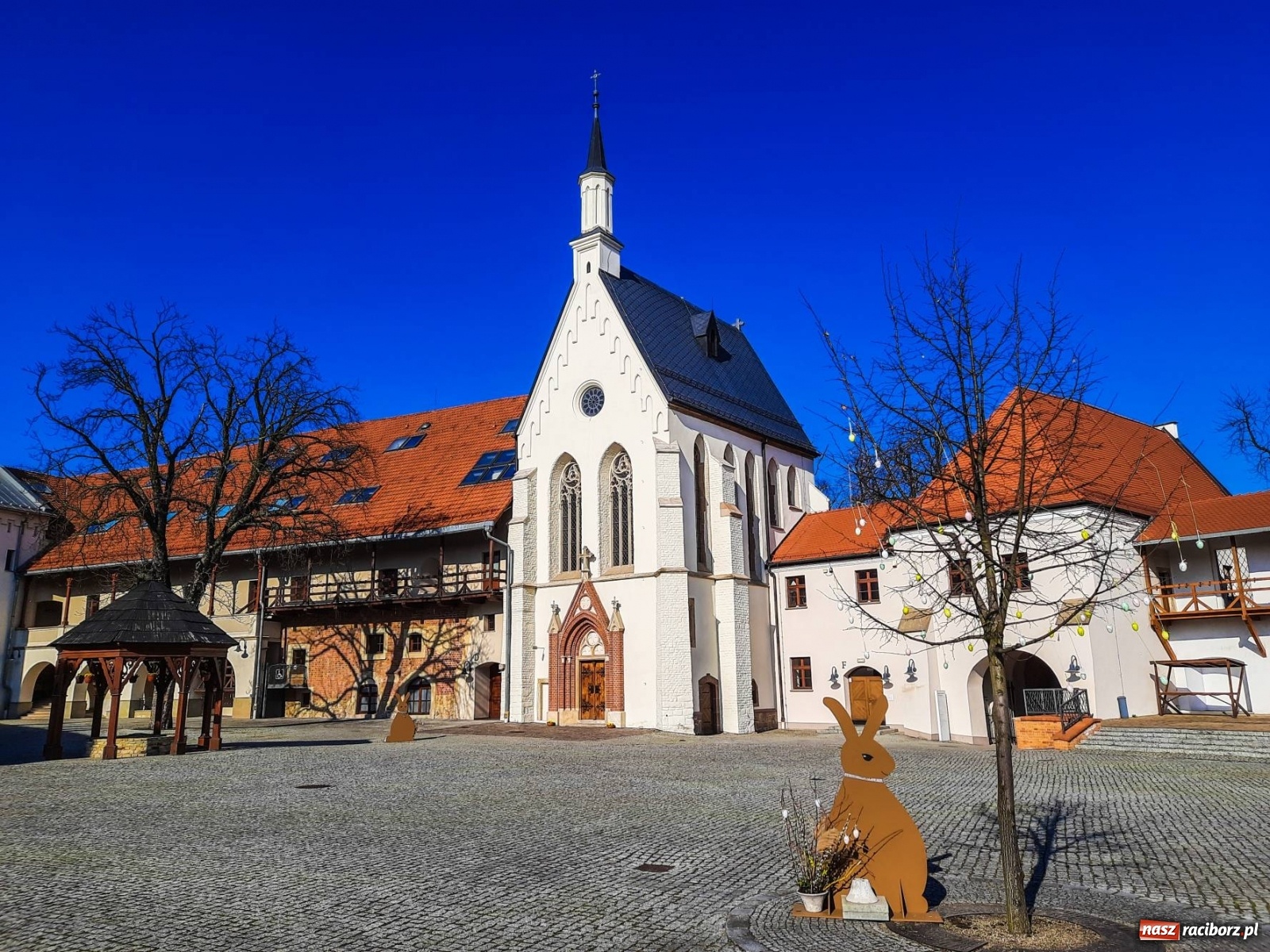 Zdjęcie w galerii na portalu naszraciborz.pl: Odbierz prezent - niespodziankę od zamkowego zajączka wiadomości z regionu