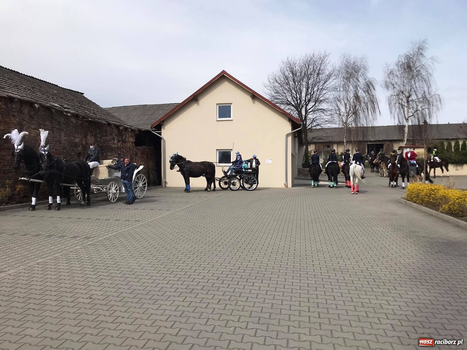 Zdjęcie w galerii na portalu naszraciborz.pl: W Pietrowicach Wielkich odbyła się wielkanocna procesja [FOTO i WIDEO] wiadomości z regionu