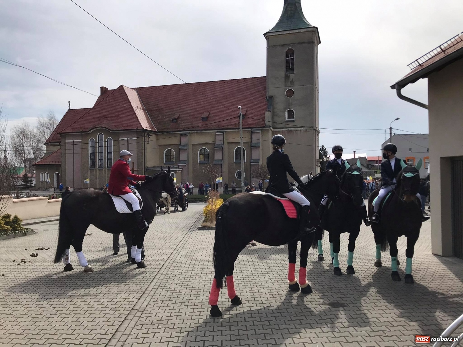 Zdjęcie w galerii na portalu naszraciborz.pl: W Pietrowicach Wielkich odbyła się wielkanocna procesja [FOTO i WIDEO] wiadomości z regionu