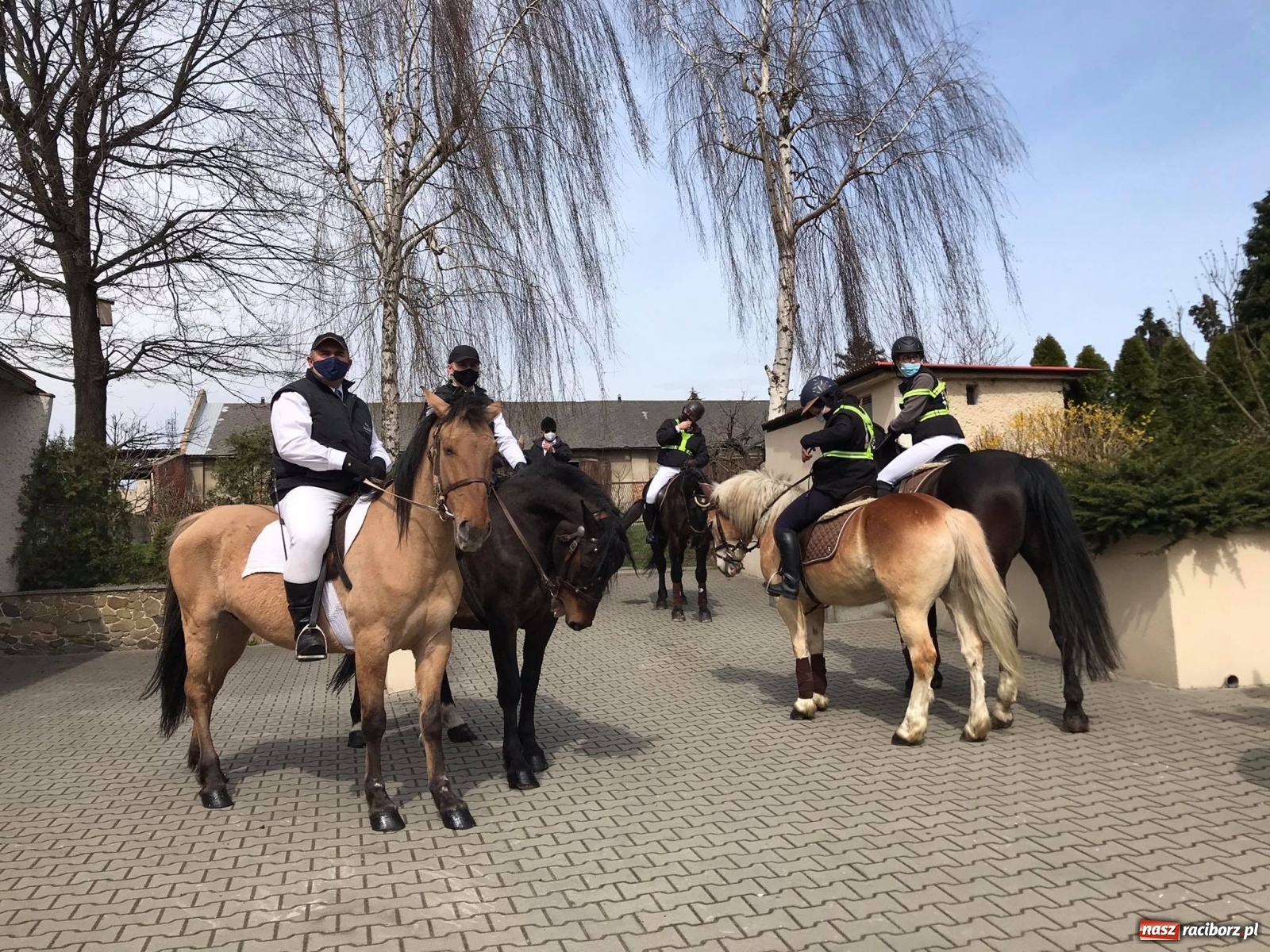 Zdjęcie w galerii na portalu naszraciborz.pl: W Pietrowicach Wielkich odbyła się wielkanocna procesja [FOTO i WIDEO] wiadomości z regionu