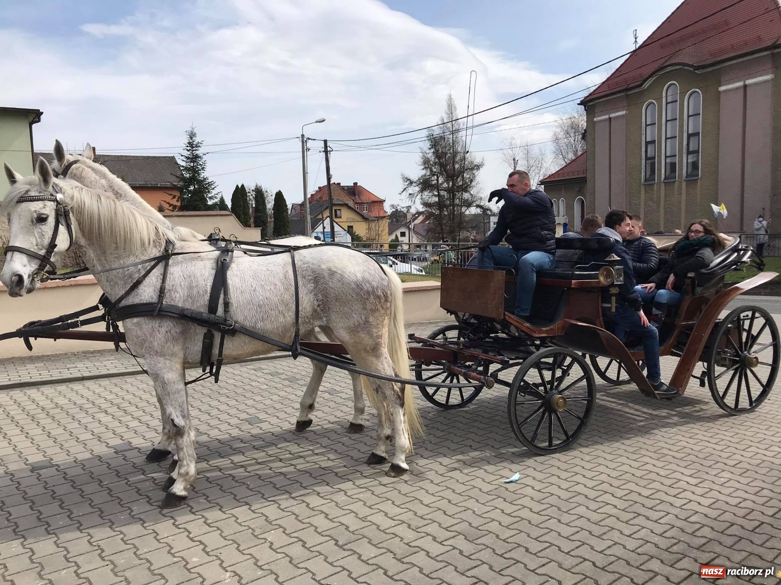Zdjęcie w galerii na portalu naszraciborz.pl: W Pietrowicach Wielkich odbyła się wielkanocna procesja [FOTO i WIDEO] wiadomości z regionu