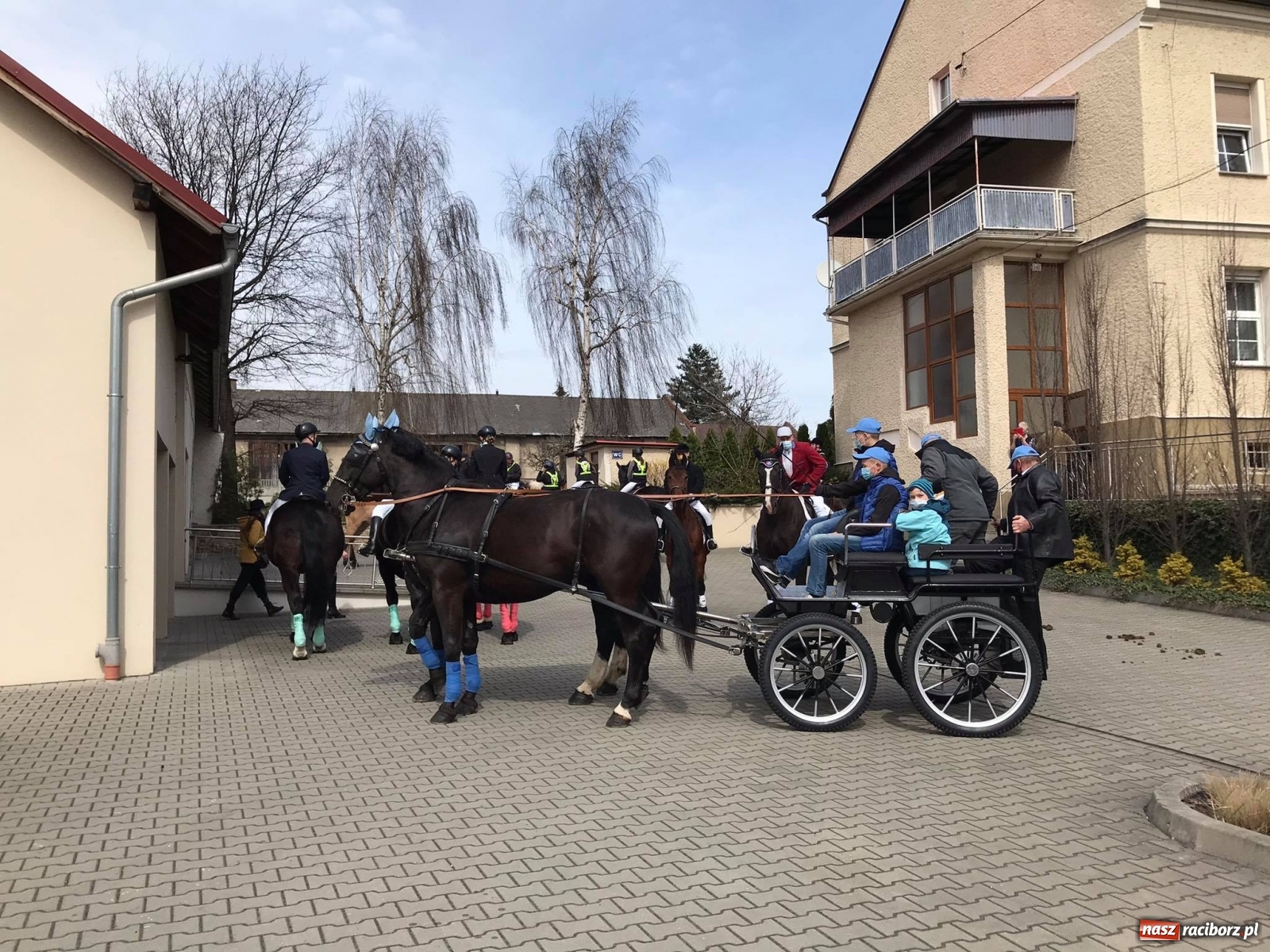 Zdjęcie w galerii na portalu naszraciborz.pl: W Pietrowicach Wielkich odbyła się wielkanocna procesja [FOTO i WIDEO] wiadomości z regionu